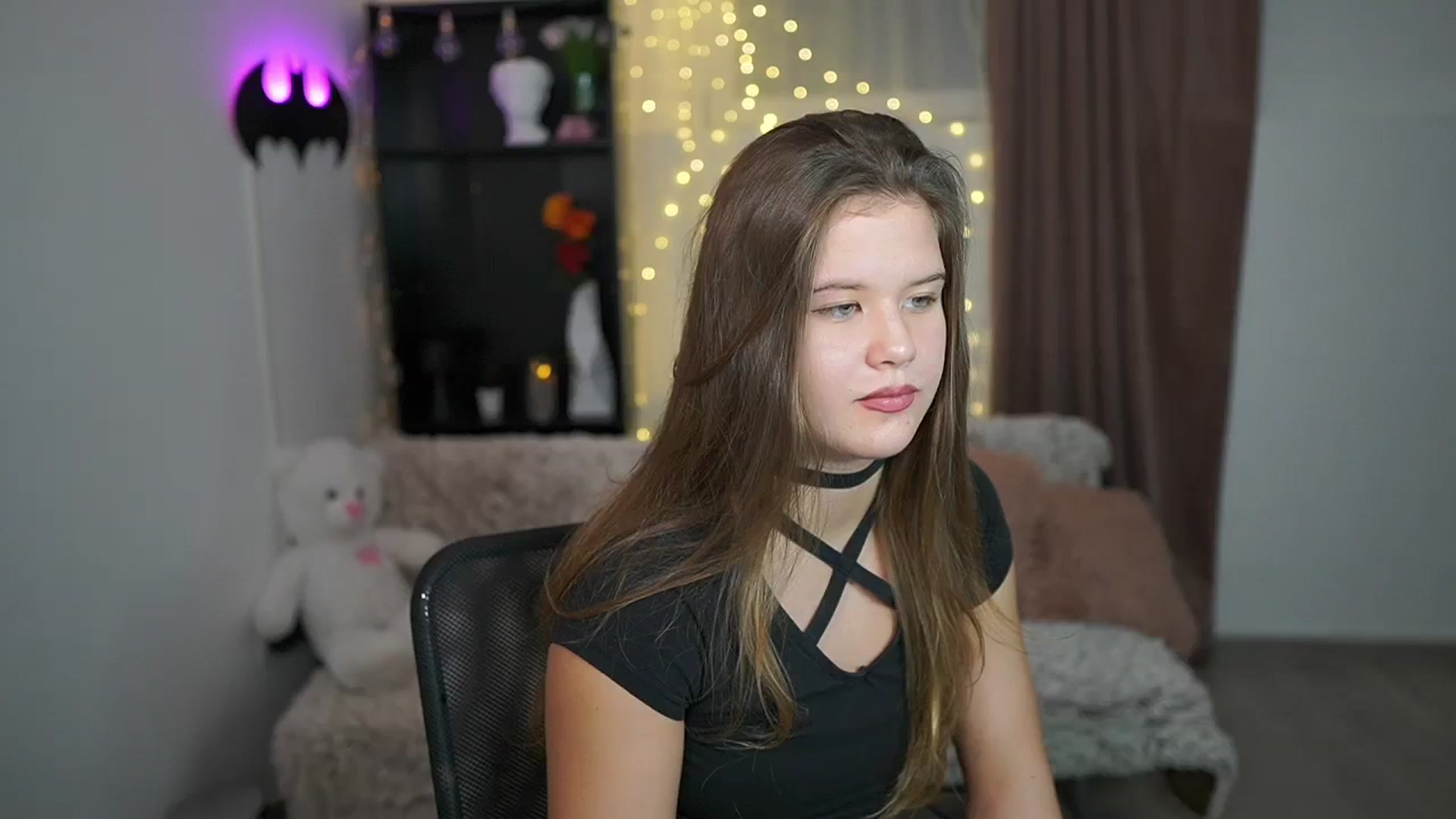 Gallery image thumbnail from Alaina__Fox's myfreecams stream on, 03/25/2024, 22:09 image 5 of 20