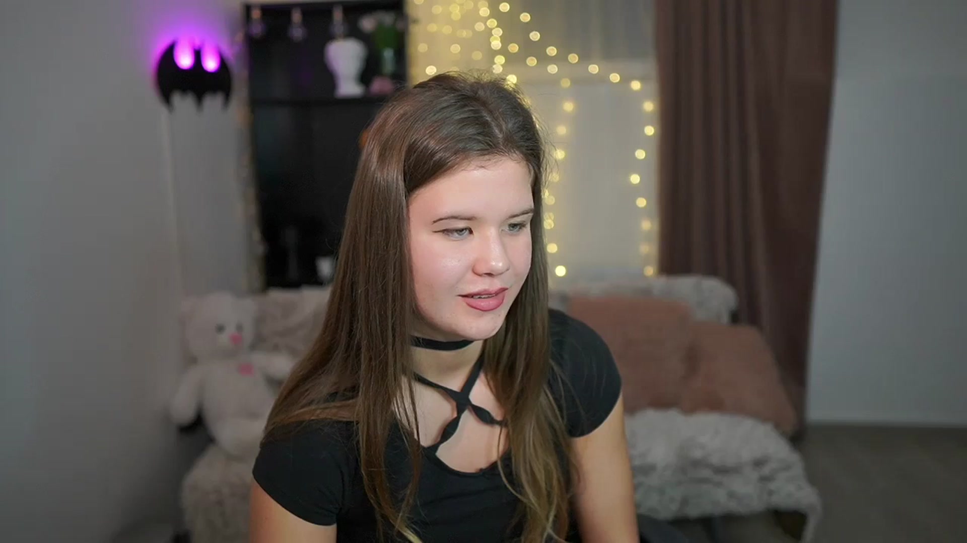 Gallery image thumbnail from Alaina__Fox's myfreecams stream on, 03/25/2024, 22:09 image 17 of 20