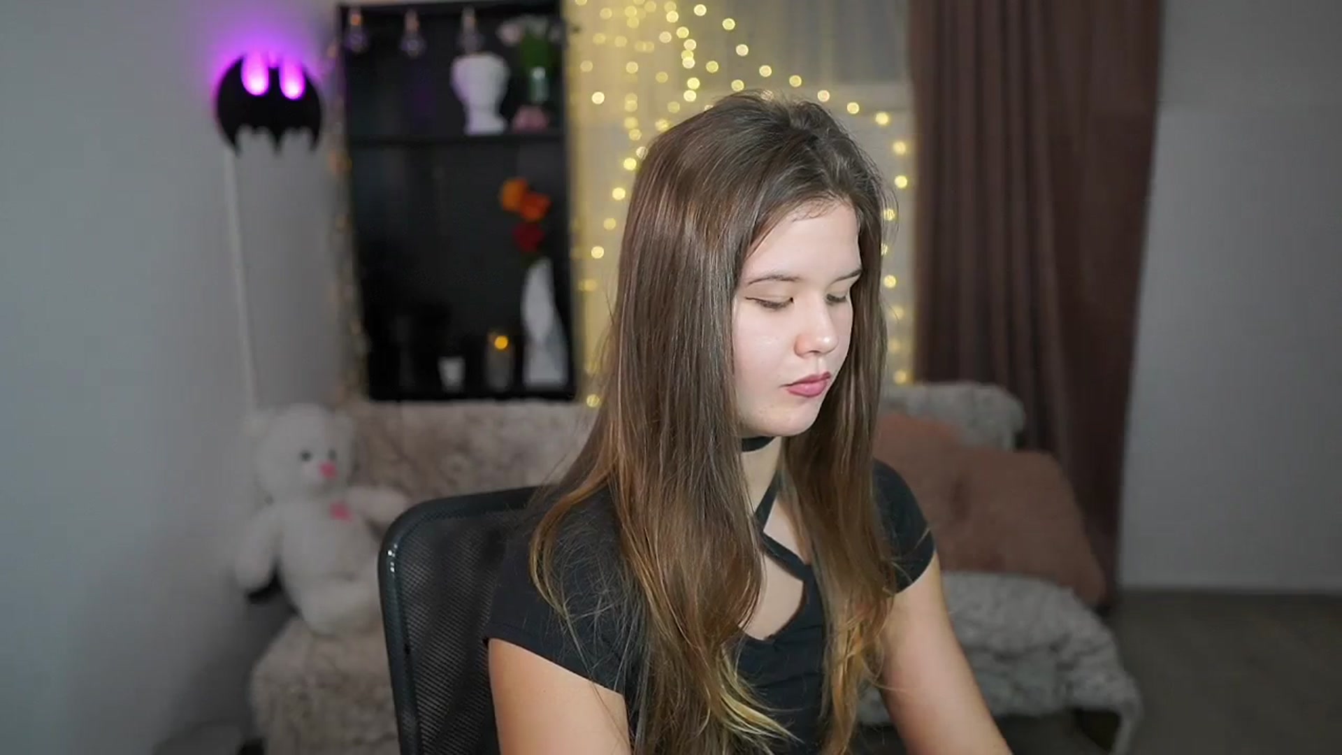 Gallery image thumbnail from Alaina__Fox's myfreecams stream on, 03/25/2024, 22:09 image 3 of 20