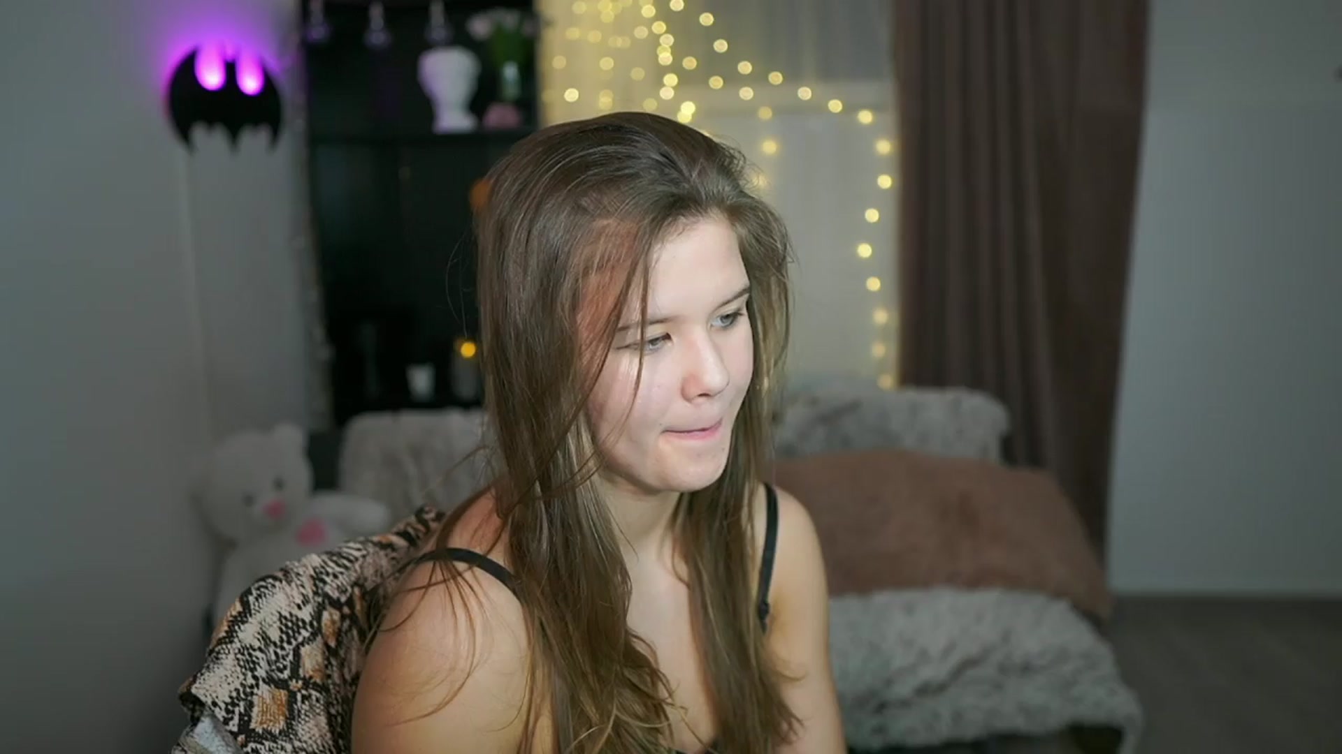 Gallery image thumbnail from Alaina__Fox's myfreecams stream on, 03/27/2024, 22:36 image 12 of 20