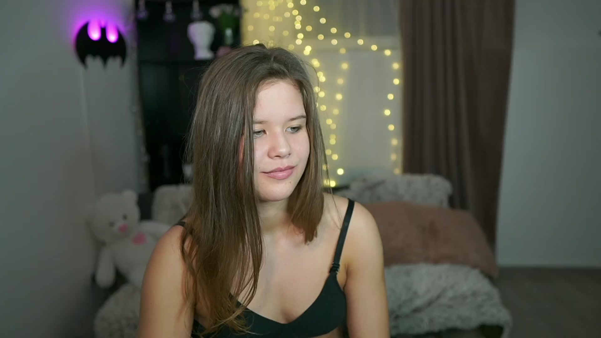 Gallery image thumbnail from Alaina__Fox's myfreecams stream on, 03/27/2024, 22:36 image 17 of 20
