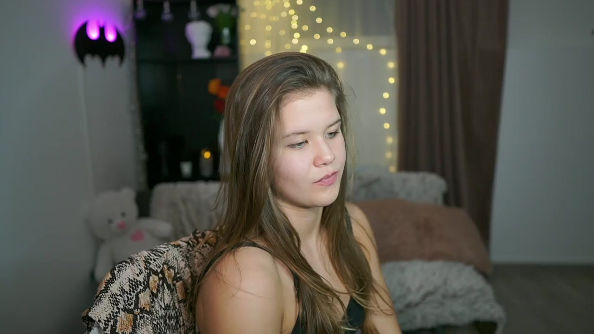 Gallery image thumbnail from Alaina__Fox's myfreecams stream on, 03/27/2024, 22:36 image 13 of 20