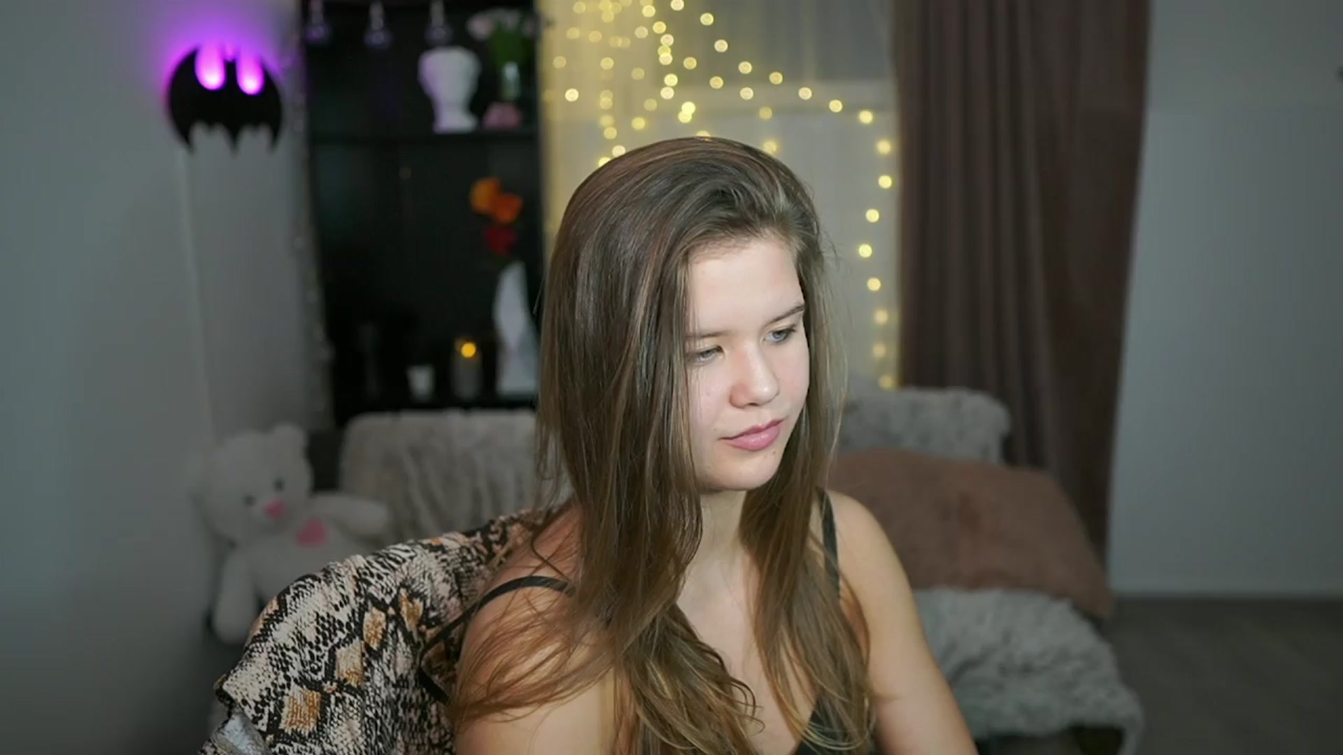 Gallery image thumbnail from Alaina__Fox's myfreecams stream on, 03/27/2024, 22:36 image 14 of 20