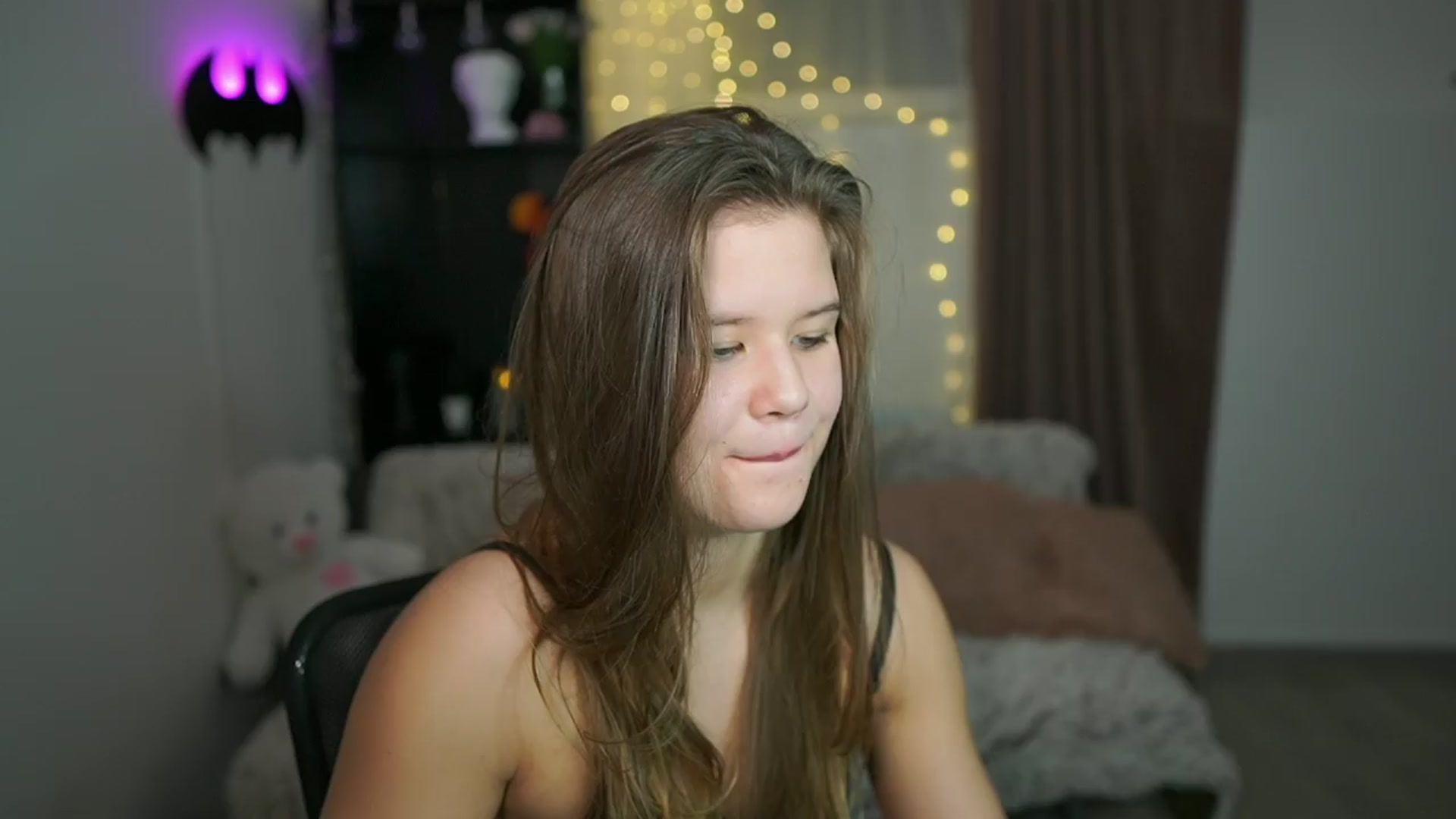 Gallery image thumbnail from Alaina__Fox's myfreecams stream on, 03/27/2024, 22:36 image 3 of 20