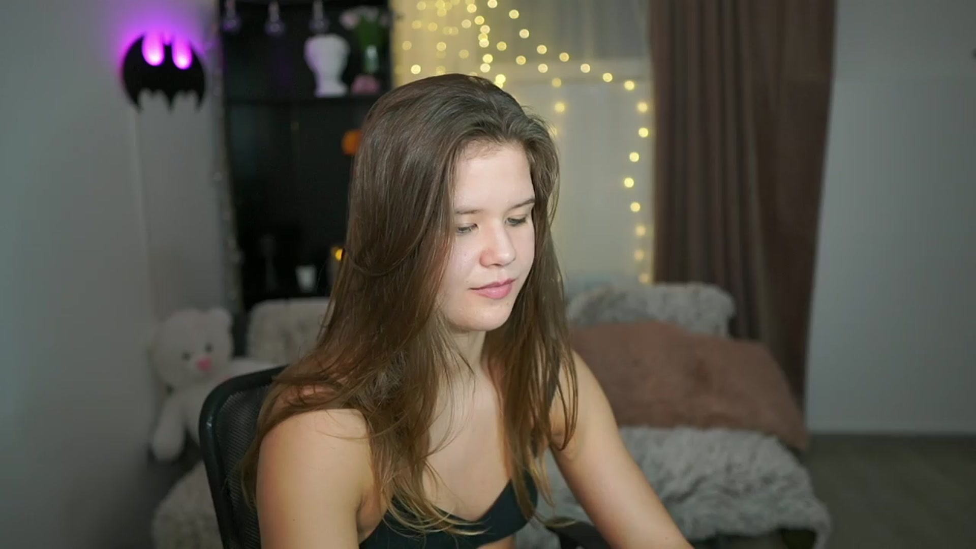 Gallery image thumbnail from Alaina__Fox's myfreecams stream on, 03/27/2024, 22:36 image 1 of 20