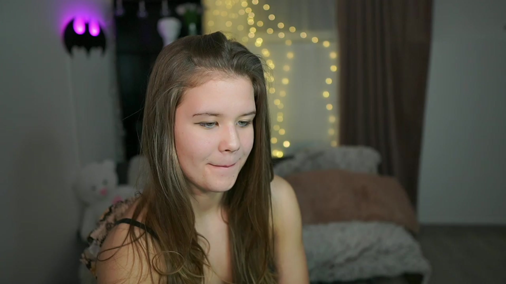 Gallery image thumbnail from Alaina__Fox's myfreecams stream on, 03/27/2024, 22:36 image 9 of 20