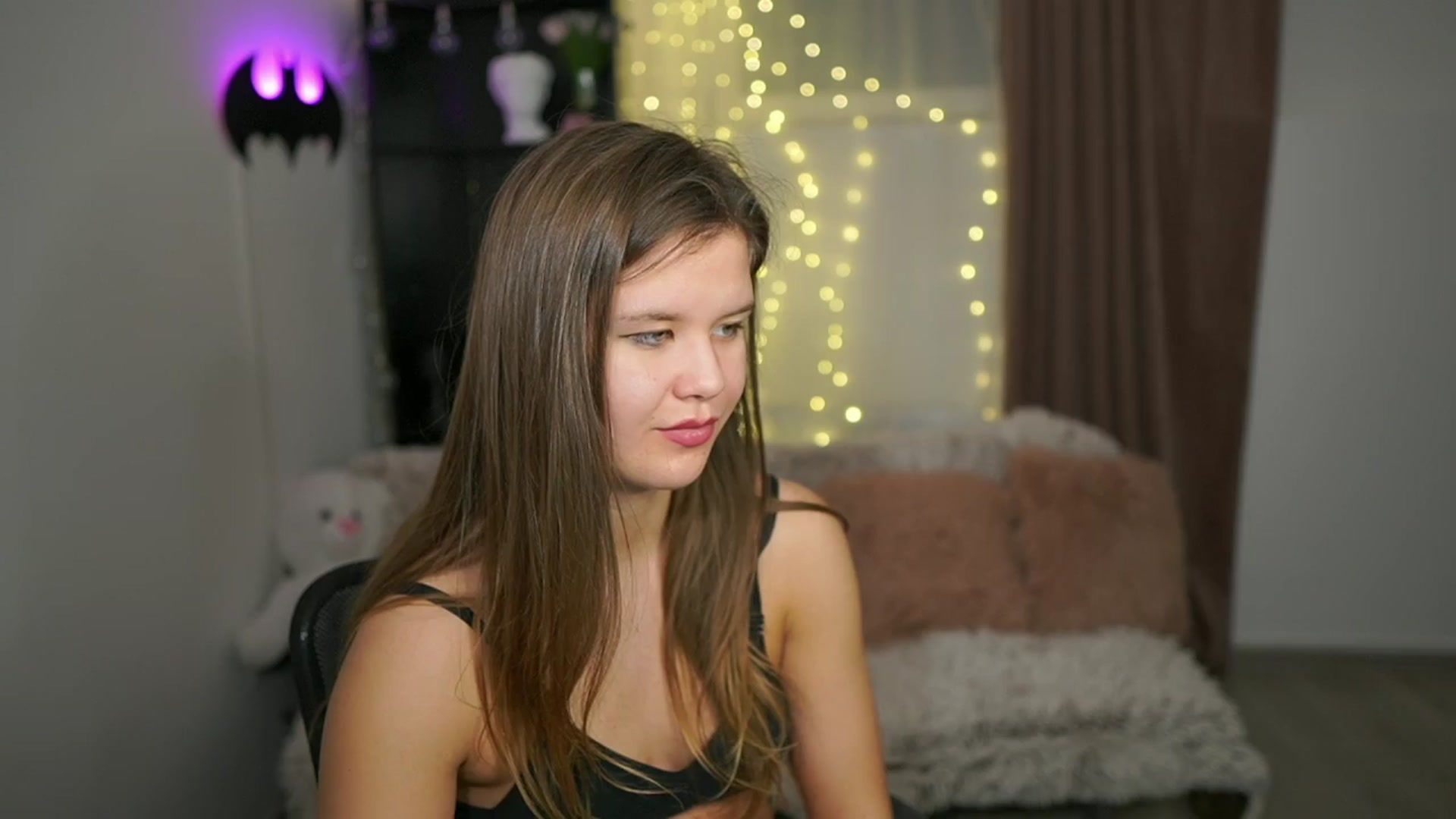 Gallery image thumbnail from Alaina__Fox's myfreecams stream on, 03/28/2024, 13:14 image 8 of 20
