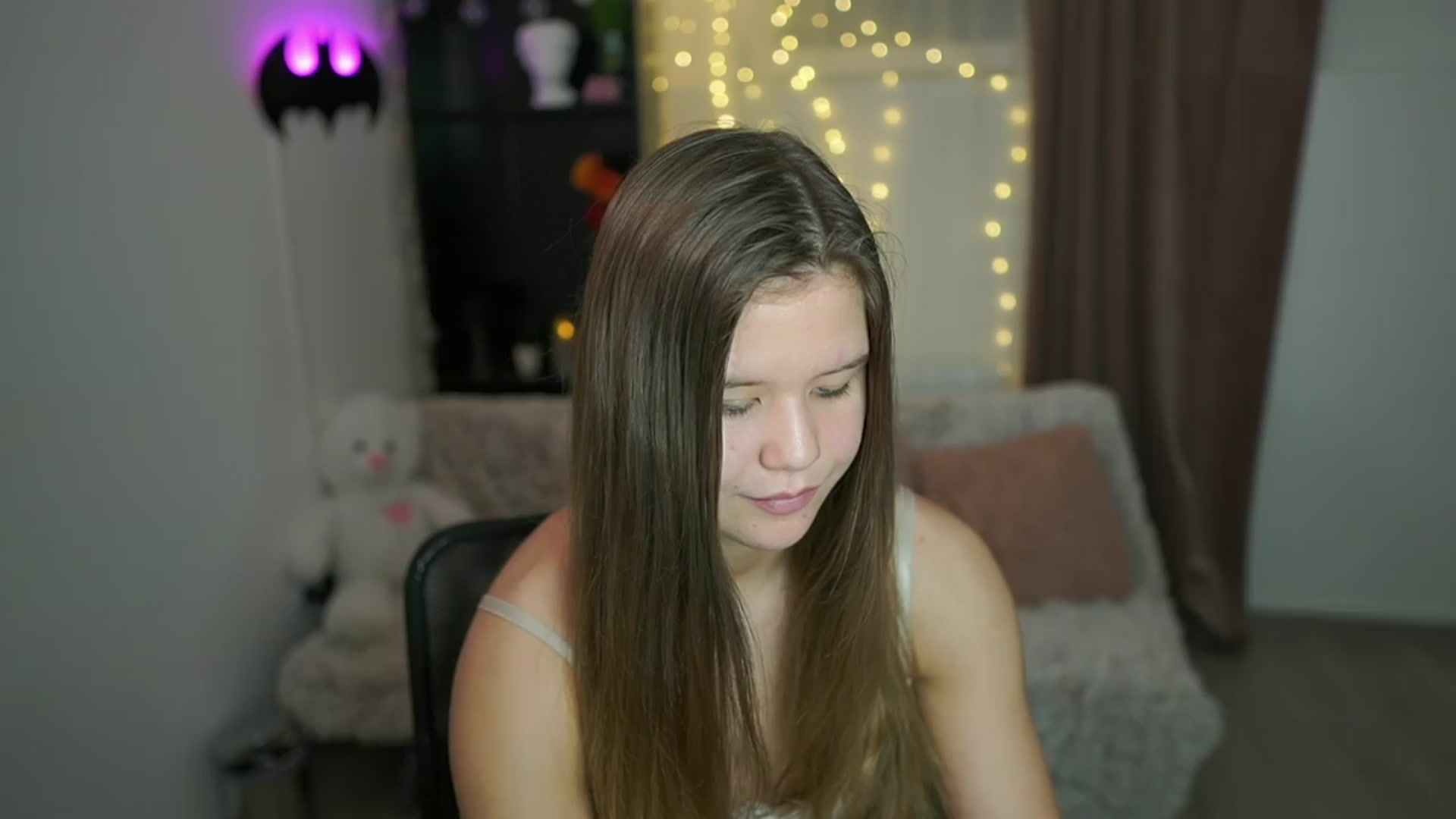 Gallery image thumbnail from Alaina__Fox's myfreecams stream on, 04/14/2024, 12:08 image 16 of 20