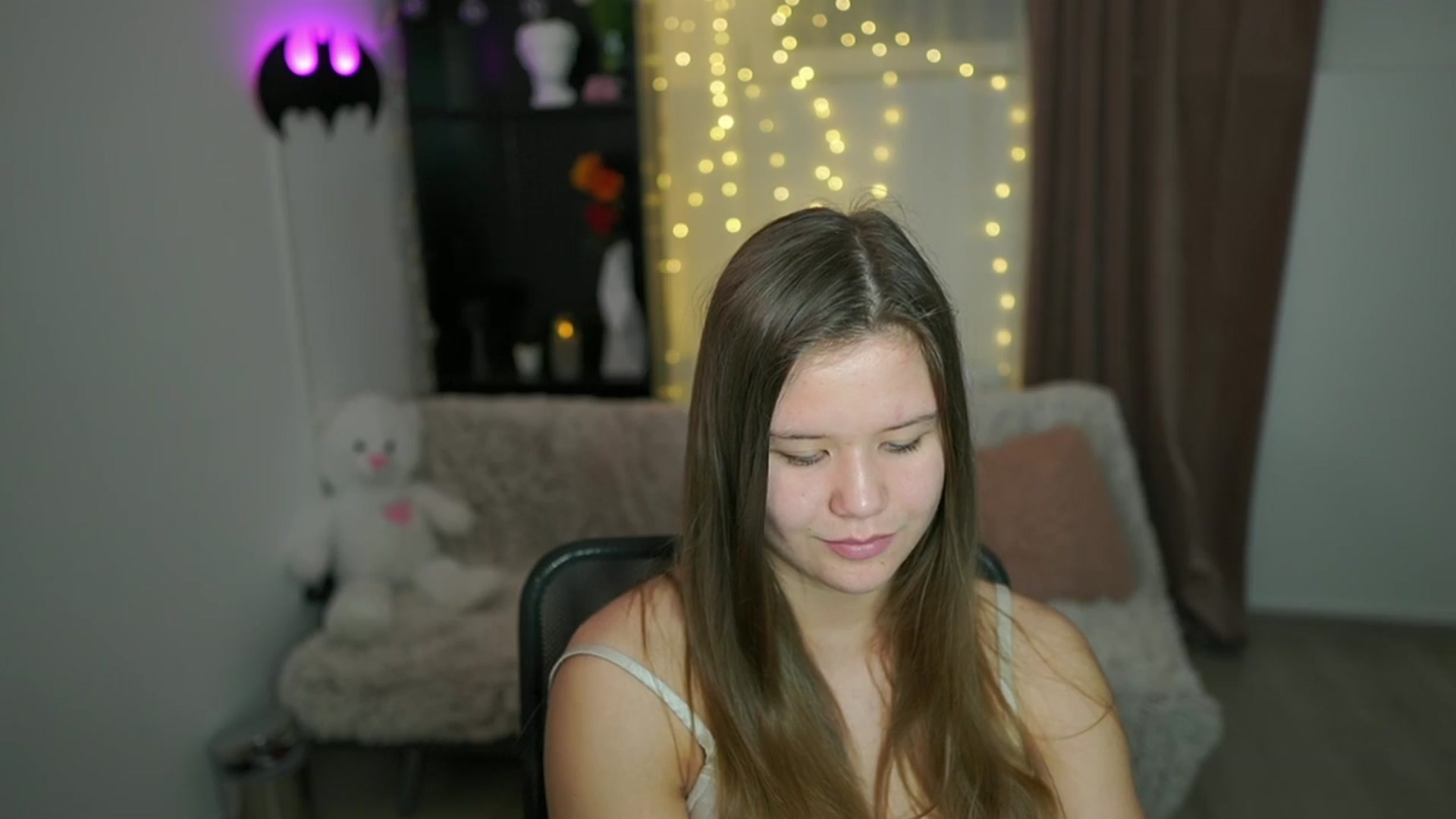 Gallery image thumbnail from Alaina__Fox's myfreecams stream on, 04/14/2024, 14:17 image 2 of 20