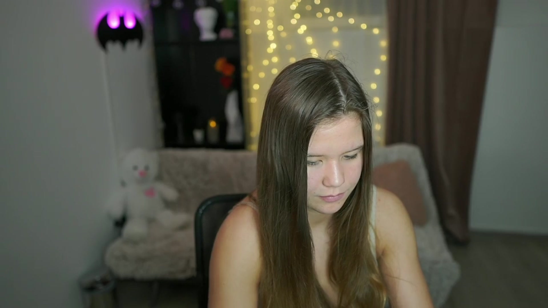 Gallery image thumbnail from Alaina__Fox's myfreecams stream on, 04/14/2024, 14:17 image 8 of 20