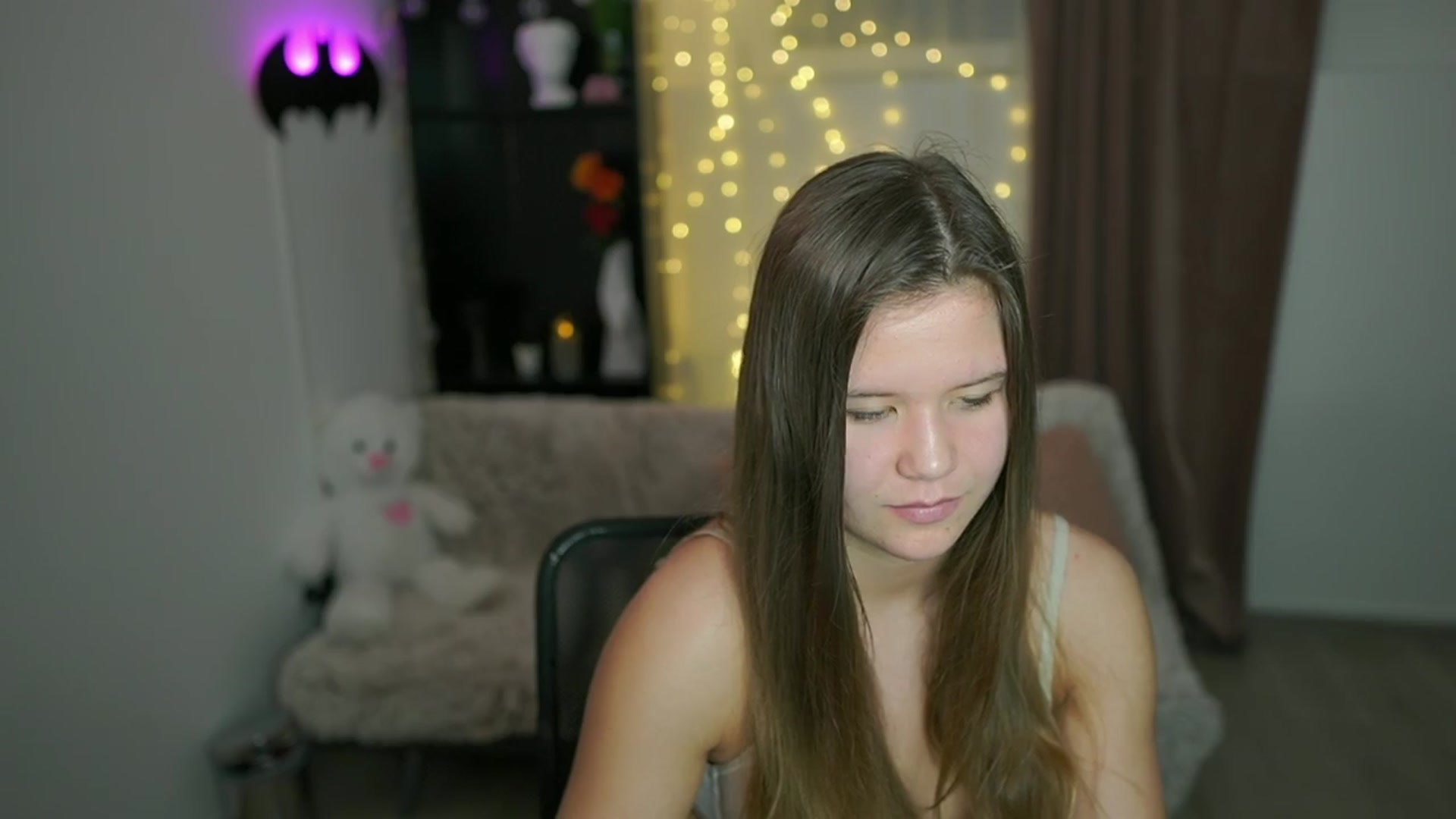 Gallery image thumbnail from Alaina__Fox's myfreecams stream on, 04/14/2024, 14:17 image 9 of 20