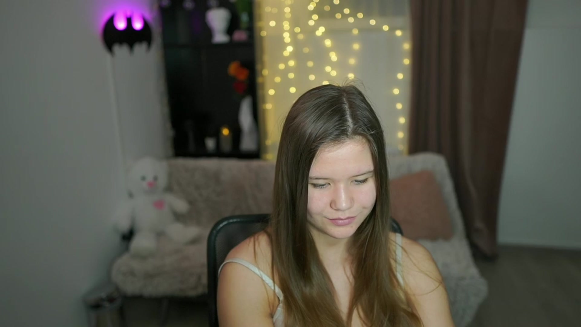 Gallery image thumbnail from Alaina__Fox's myfreecams stream on, 04/14/2024, 14:17 image 3 of 20