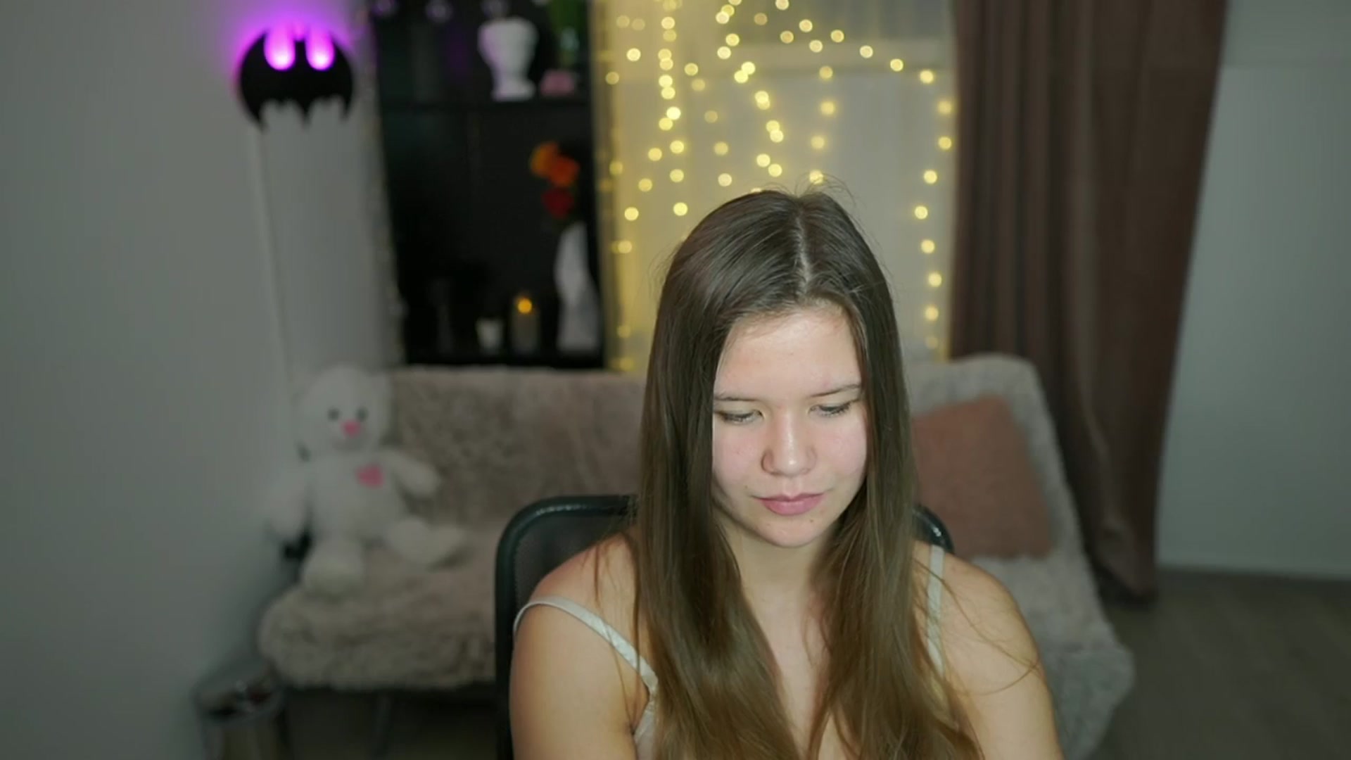 Gallery image thumbnail from Alaina__Fox's myfreecams stream on, 04/14/2024, 14:17 image 5 of 20