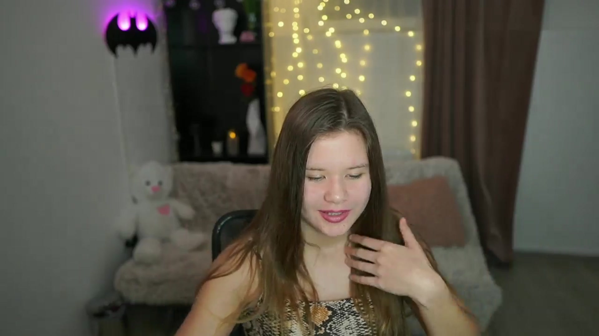 Gallery image thumbnail from Alaina__Fox's myfreecams stream on, 04/14/2024, 15:34 image 3 of 20