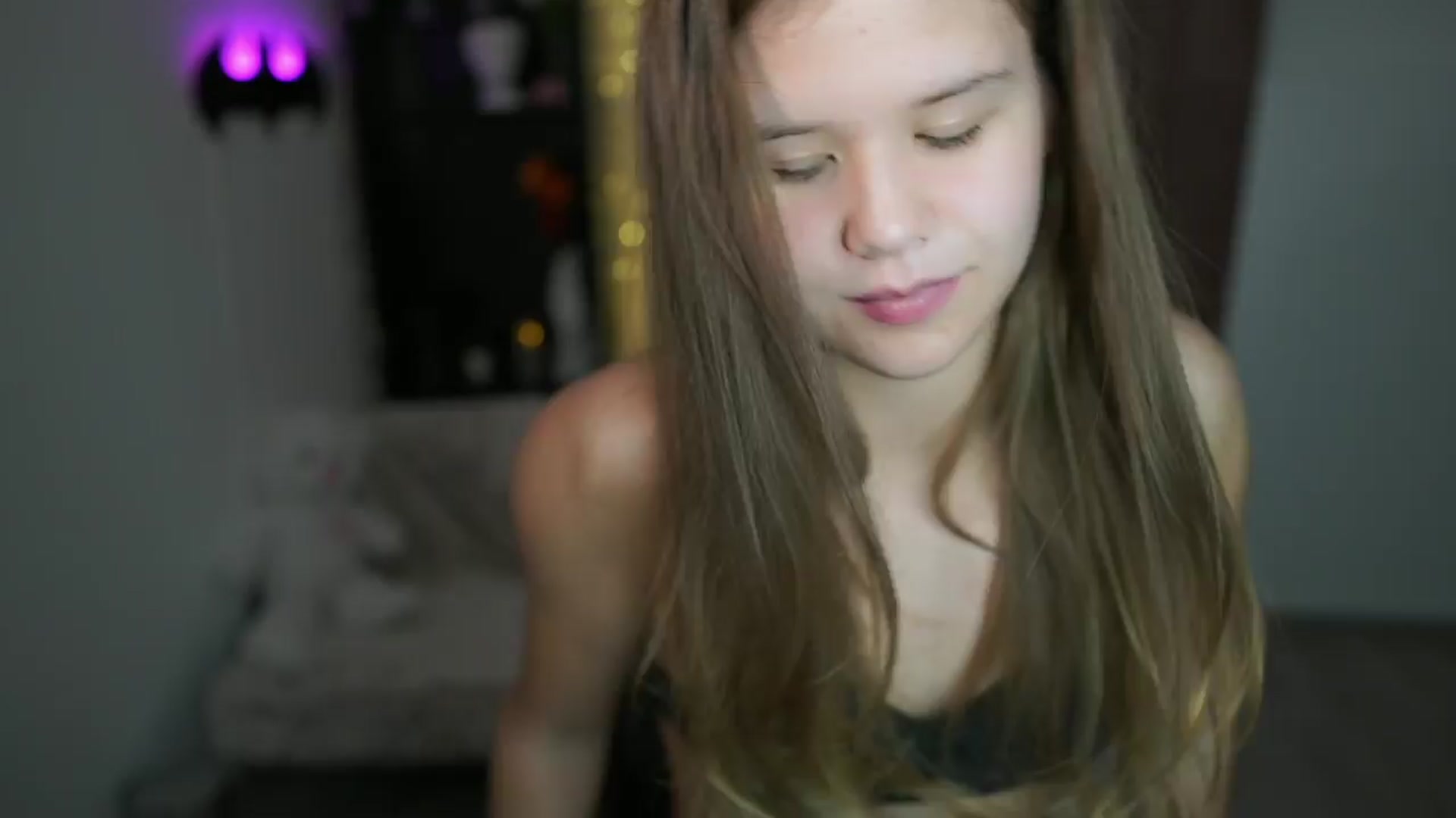 Gallery image thumbnail from Alaina__Fox's myfreecams stream on, 04/15/2024, 19:19 image 6 of 20