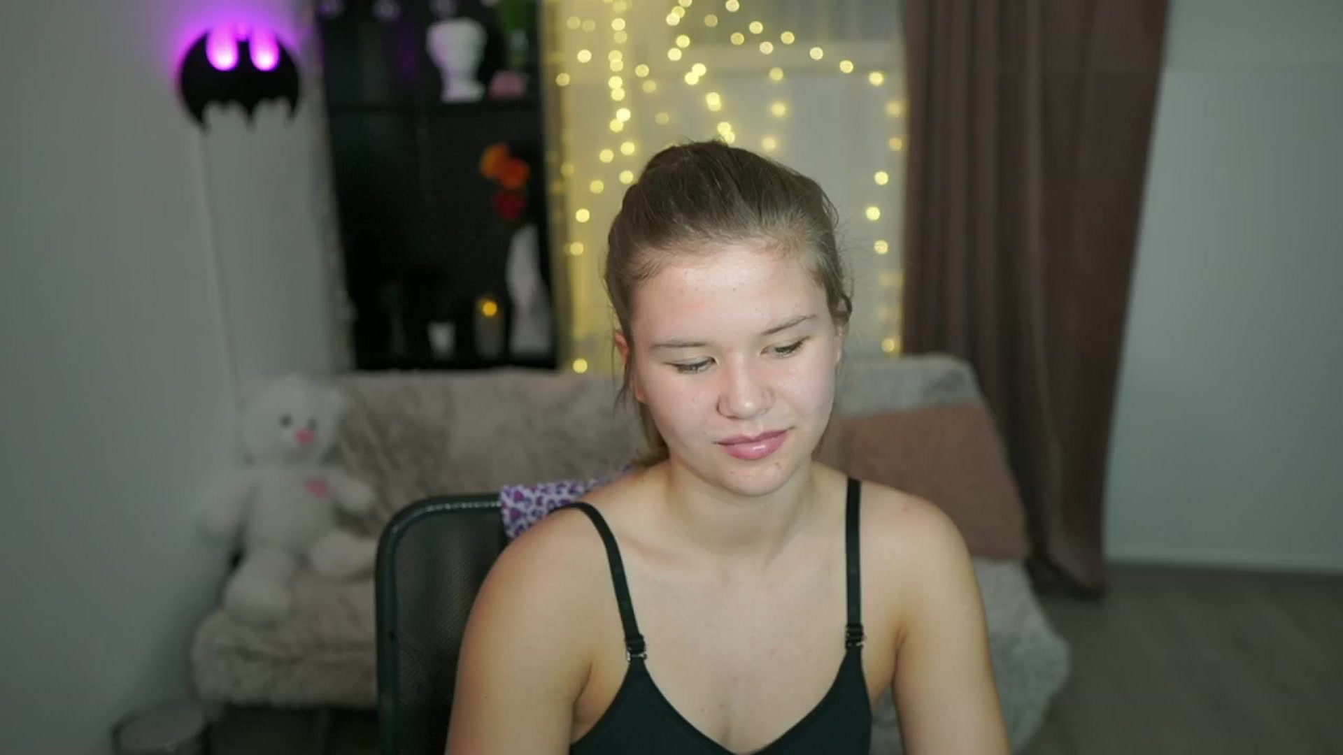 Gallery image thumbnail from Alaina__Fox's myfreecams stream on, 04/15/2024, 21:35 image 11 of 20