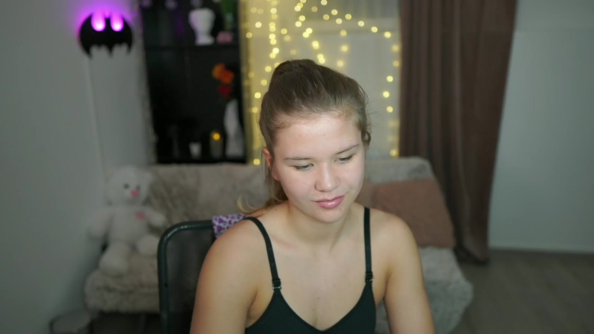 Gallery image thumbnail from Alaina__Fox's myfreecams stream on, 04/15/2024, 21:35 image 7 of 20