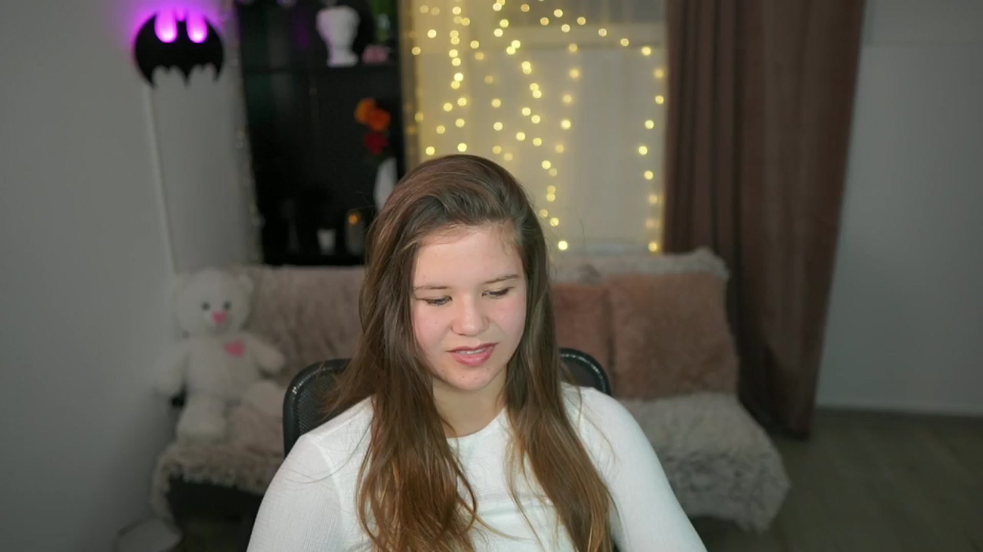 Gallery image thumbnail from Alaina__Fox's myfreecams stream on, 04/25/2024, 19:18 image 9 of 20