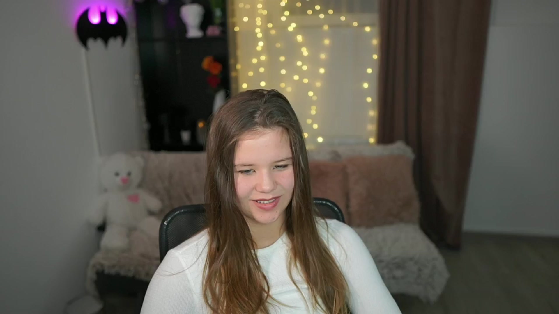 Gallery image thumbnail from Alaina__Fox's myfreecams stream on, 04/25/2024, 19:18 image 8 of 20