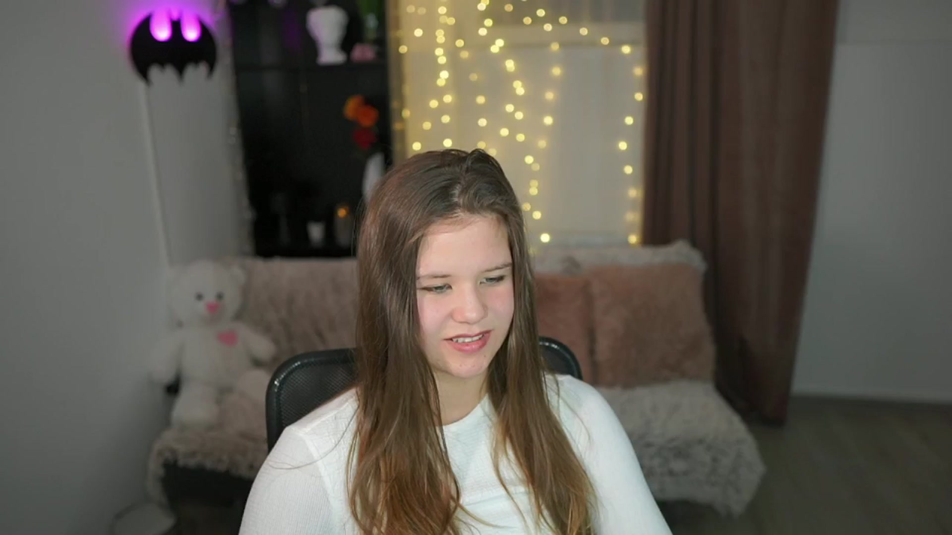 Gallery image thumbnail from Alaina__Fox's myfreecams stream on, 04/25/2024, 19:18 image 5 of 20