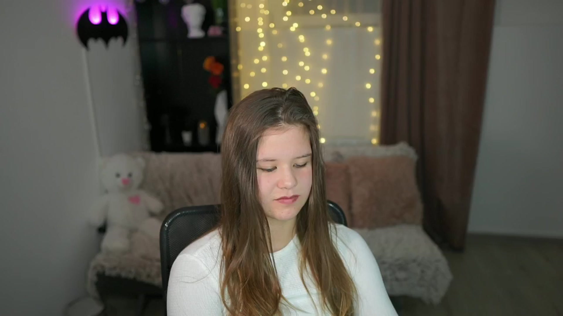 Gallery image thumbnail from Alaina__Fox's myfreecams stream on, 04/25/2024, 19:18 image 6 of 20