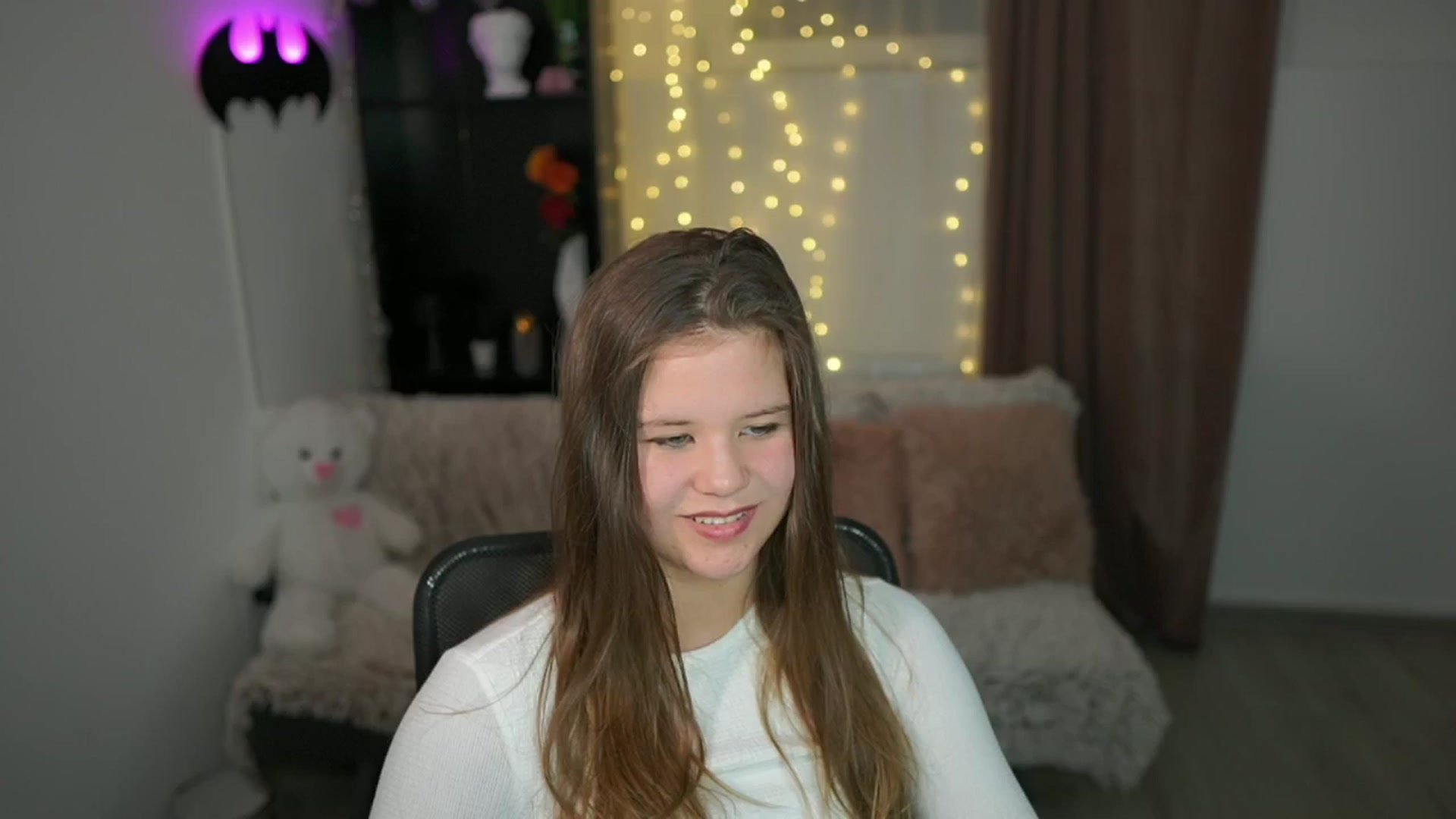 Gallery image thumbnail from Alaina__Fox's myfreecams stream on, 04/25/2024, 19:18 image 4 of 20