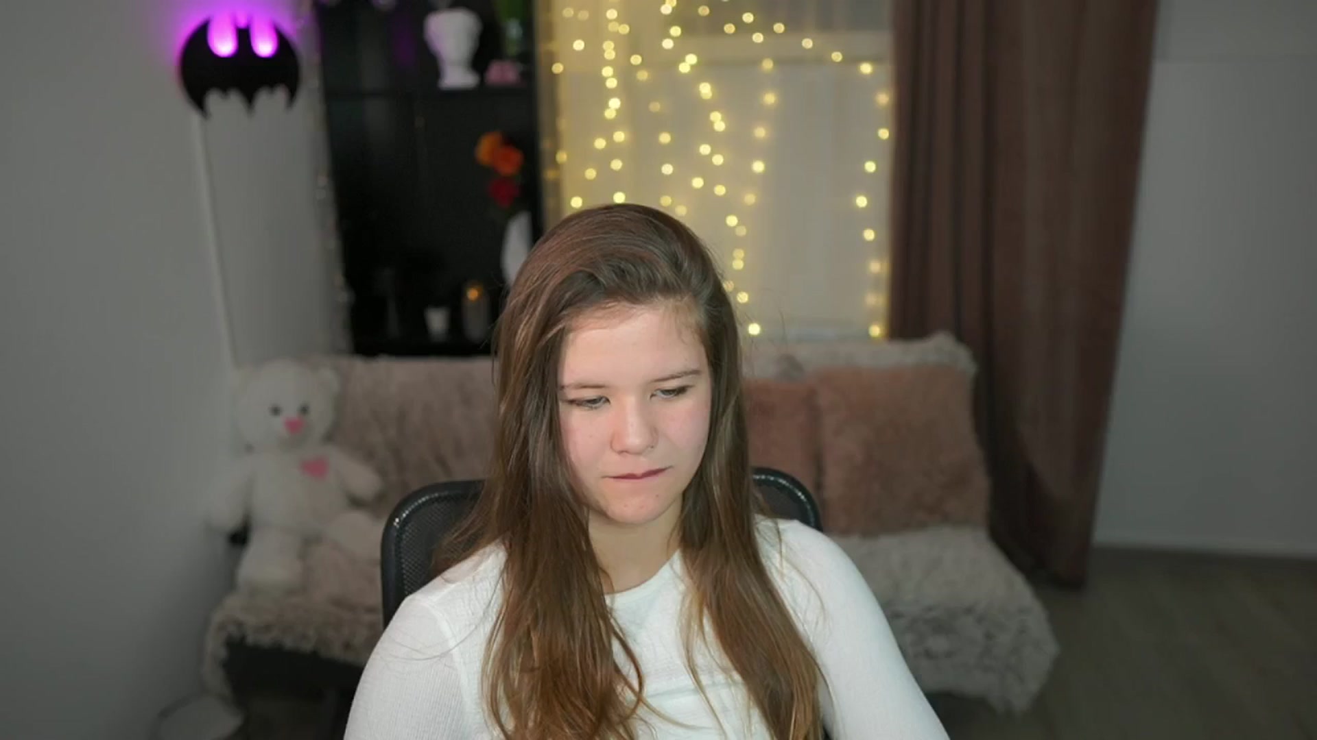 Gallery image thumbnail from Alaina__Fox's myfreecams stream on, 04/25/2024, 19:18 image 14 of 20