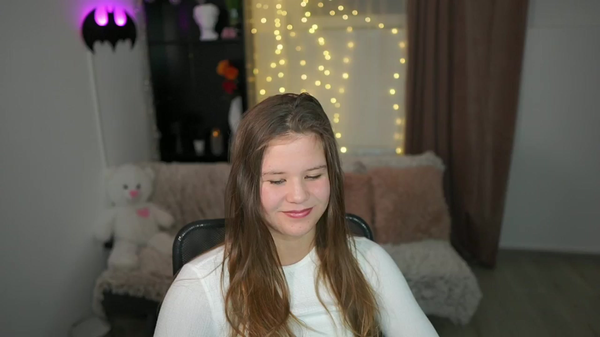 Gallery image thumbnail from Alaina__Fox's myfreecams stream on, 04/25/2024, 19:18 image 1 of 20