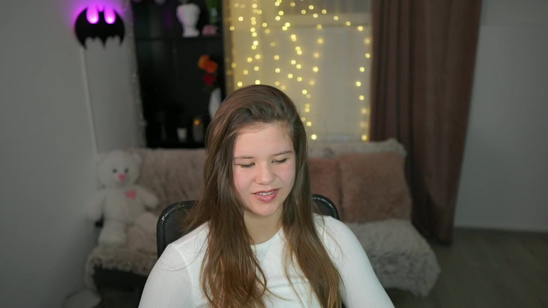 Gallery image thumbnail from Alaina__Fox's myfreecams stream on, 04/25/2024, 19:18 image 10 of 20