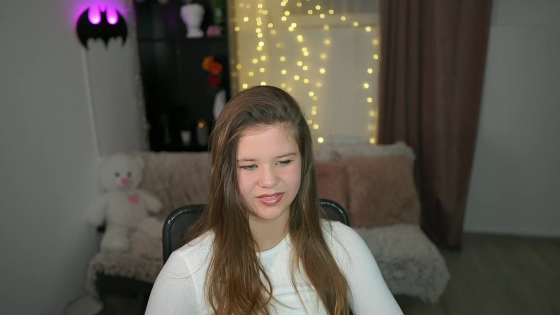 Gallery image thumbnail from Alaina__Fox's myfreecams stream on, 04/25/2024, 19:18 image 15 of 20