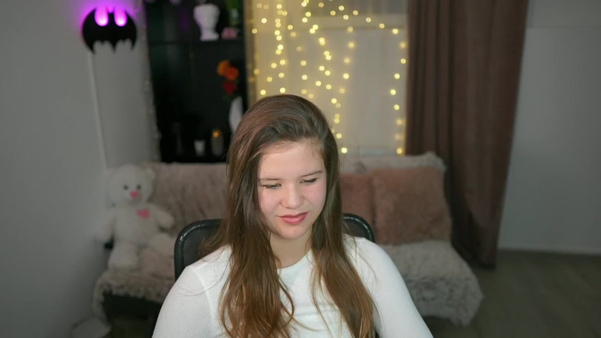 Gallery image thumbnail from Alaina__Fox's myfreecams stream on, 04/25/2024, 19:18 image 13 of 20