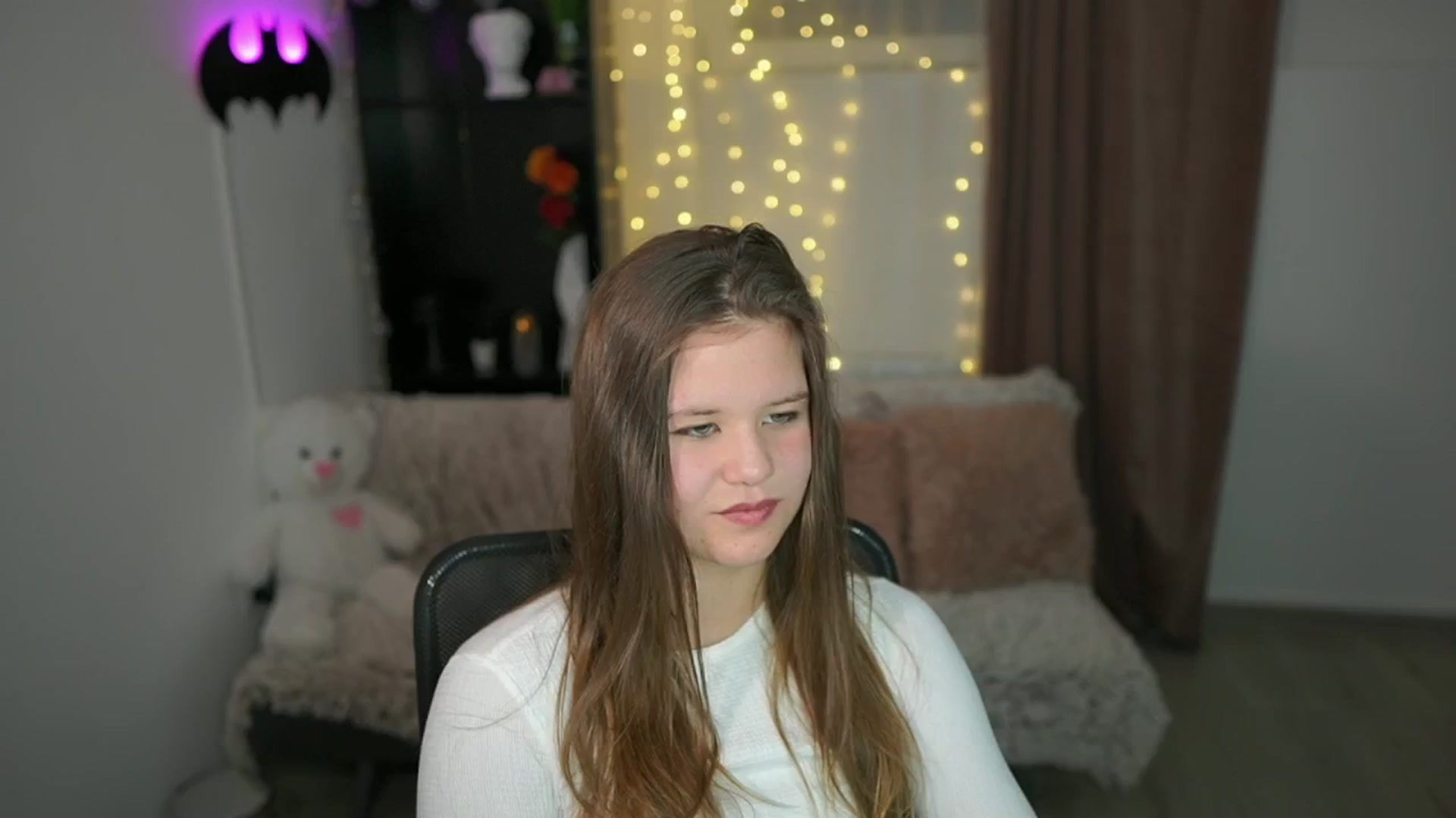 Gallery image thumbnail from Alaina__Fox's myfreecams stream on, 04/25/2024, 19:18 image 7 of 20