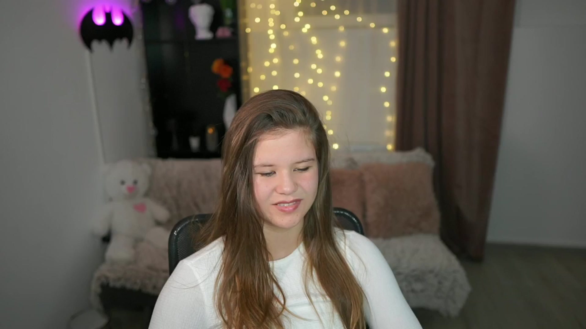 Gallery image thumbnail from Alaina__Fox's myfreecams stream on, 04/25/2024, 19:18 image 12 of 20