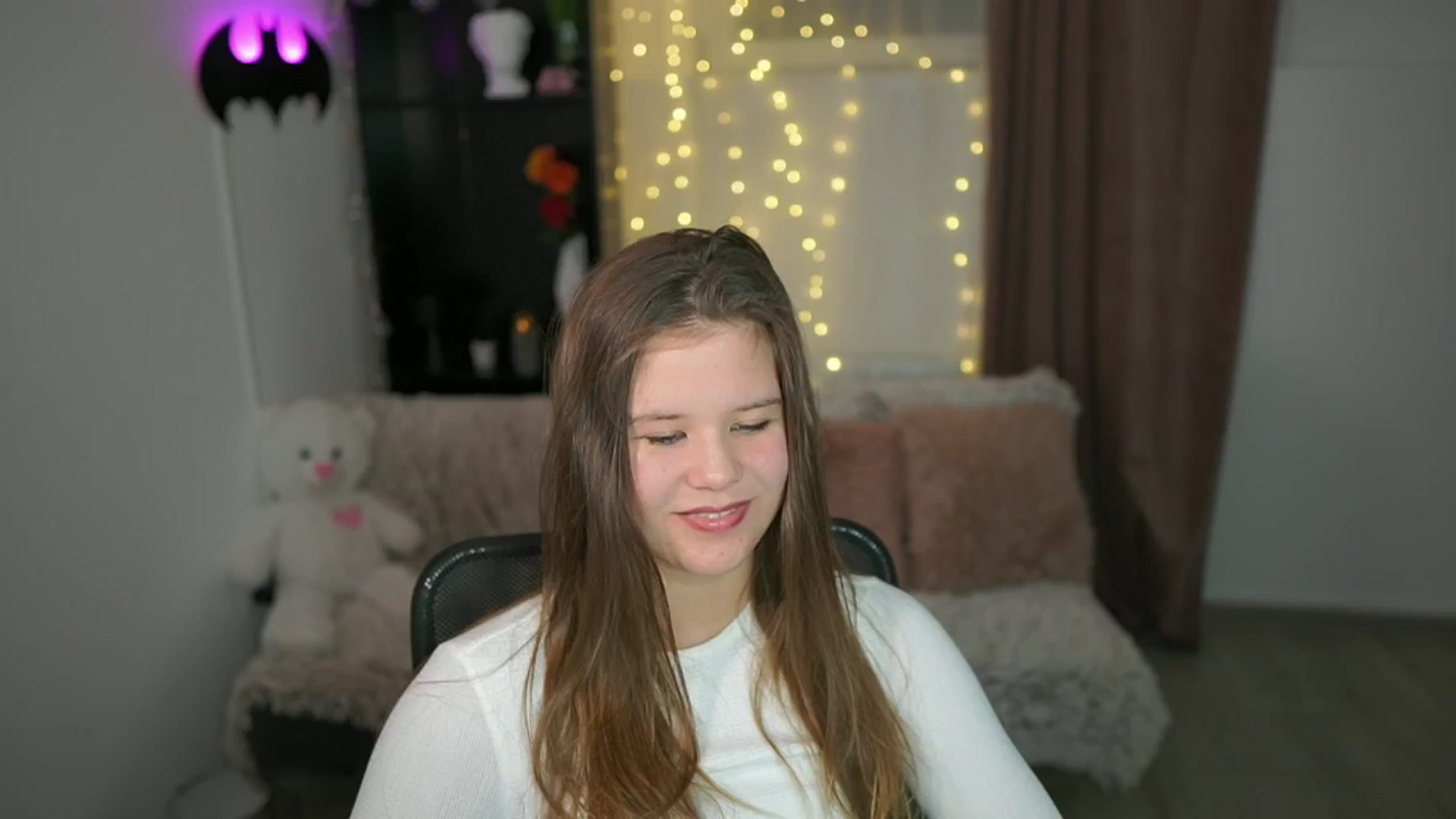 Gallery image thumbnail from Alaina__Fox's myfreecams stream on, 04/25/2024, 19:18 image 2 of 20