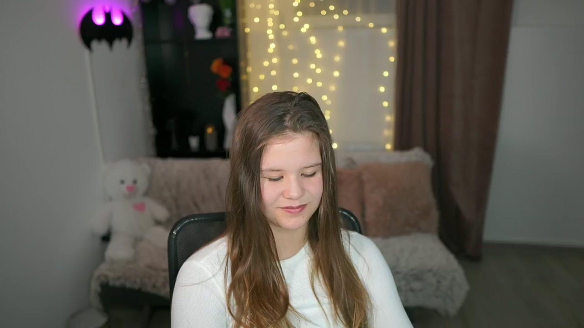 Gallery image thumbnail from Alaina__Fox's myfreecams stream on, 04/25/2024, 19:18 image 3 of 20