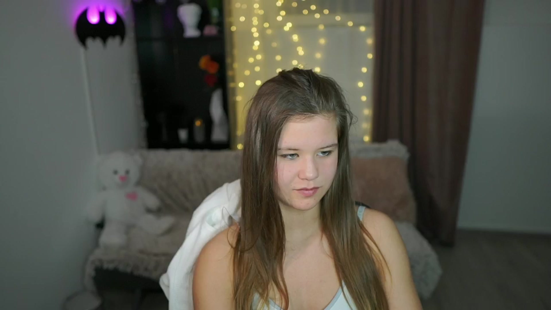 Gallery image thumbnail from Alaina__Fox's myfreecams stream on, 04/25/2024, 20:42 image 16 of 20