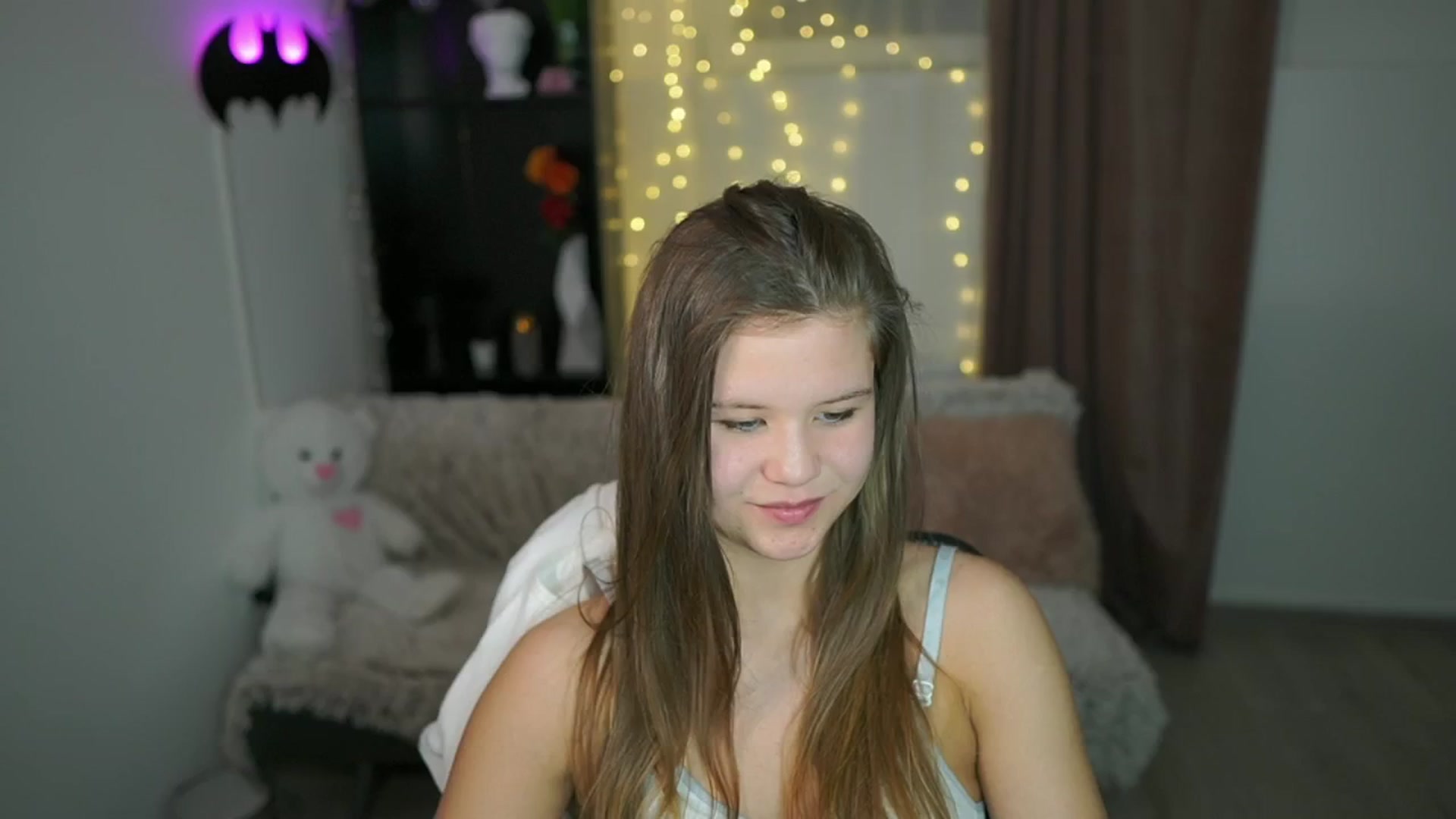Gallery image thumbnail from Alaina__Fox's myfreecams stream on, 04/25/2024, 20:42 image 14 of 20