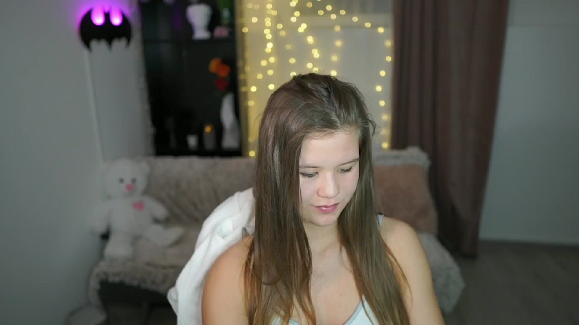 Gallery image thumbnail from Alaina__Fox's myfreecams stream on, 04/25/2024, 20:42 image 17 of 20
