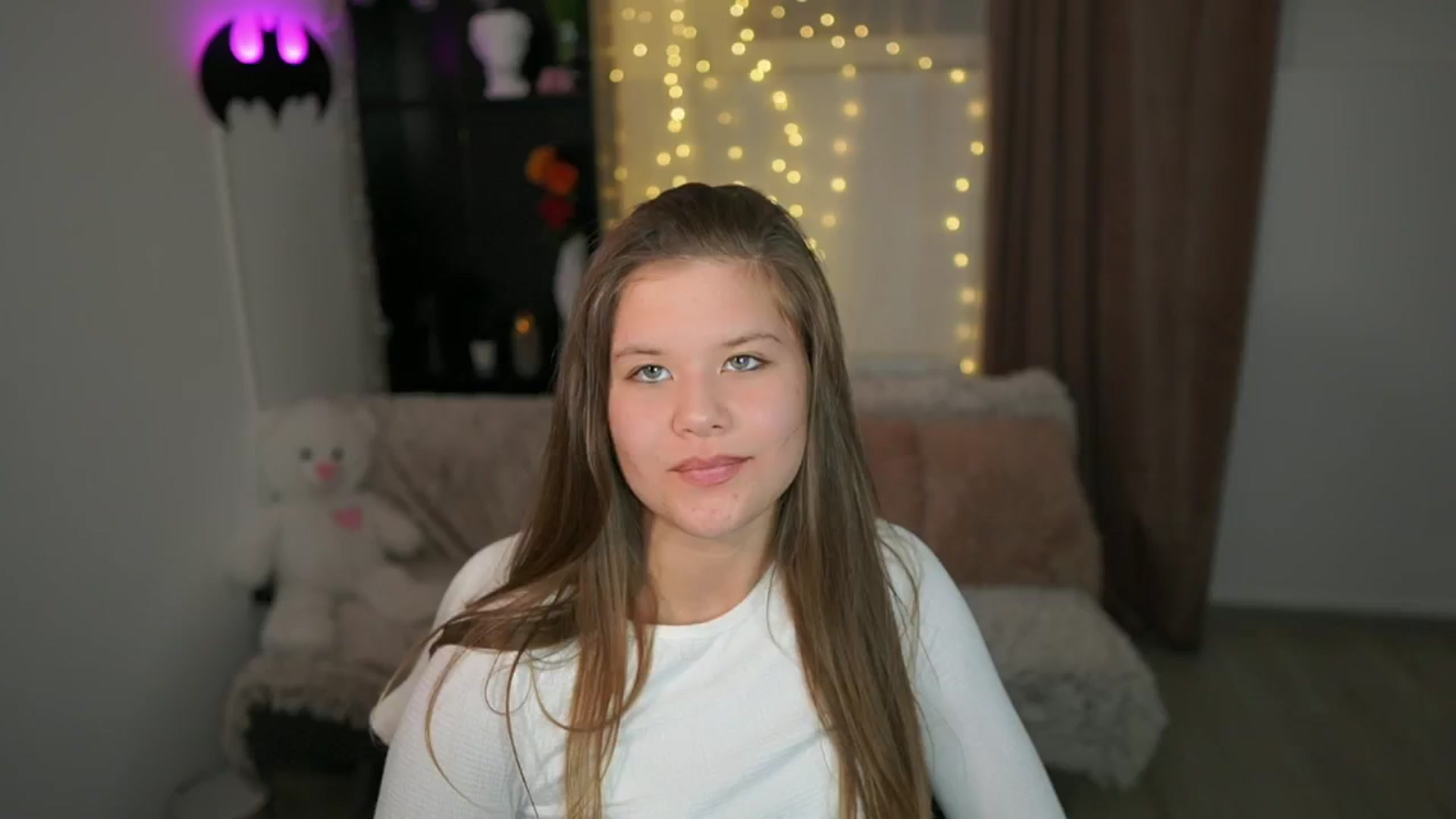 Gallery image thumbnail from Alaina__Fox's myfreecams stream on, 04/25/2024, 23:06 image 3 of 20