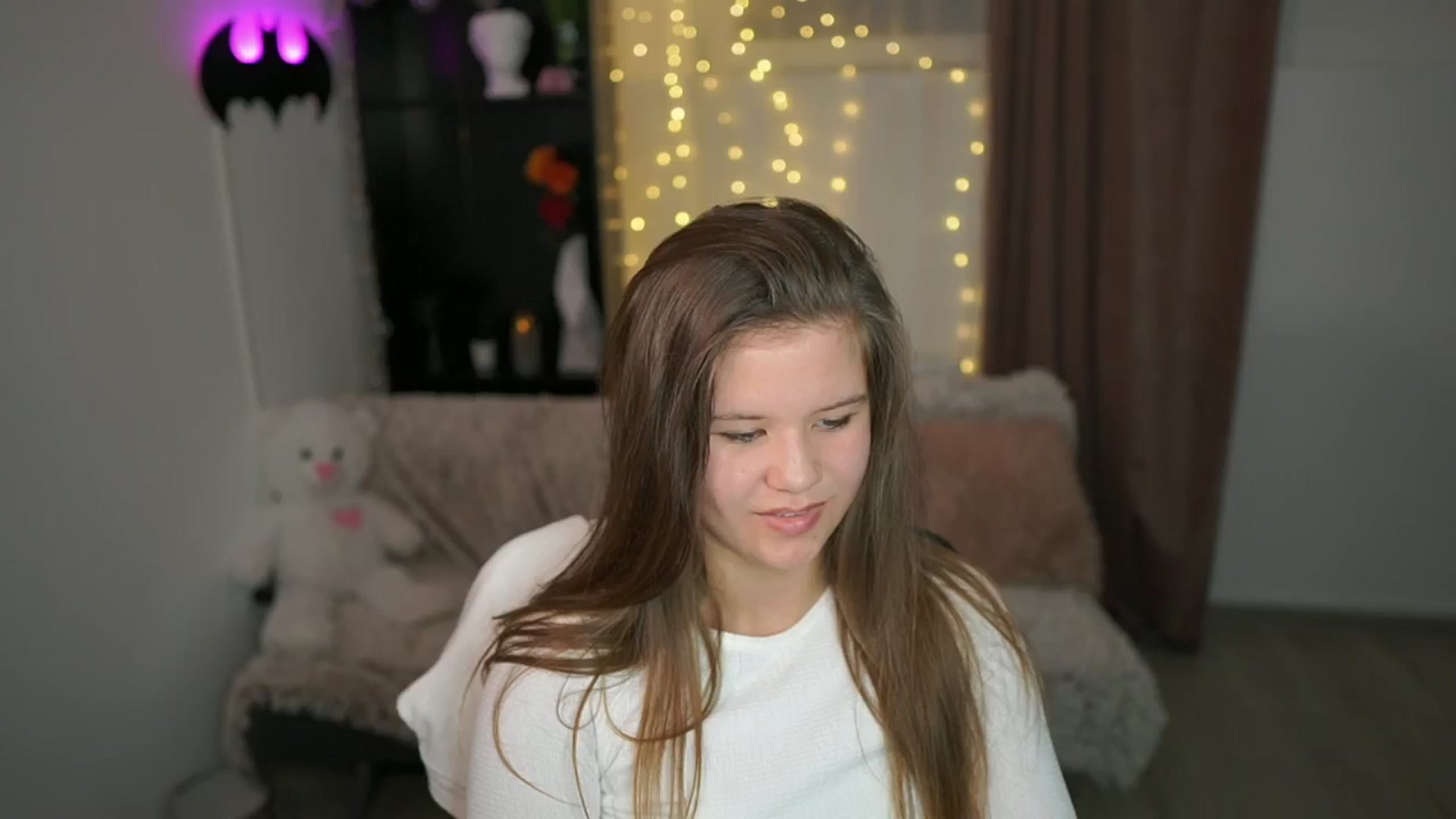 Gallery image thumbnail from Alaina__Fox's myfreecams stream on, 04/25/2024, 23:06 image 6 of 20