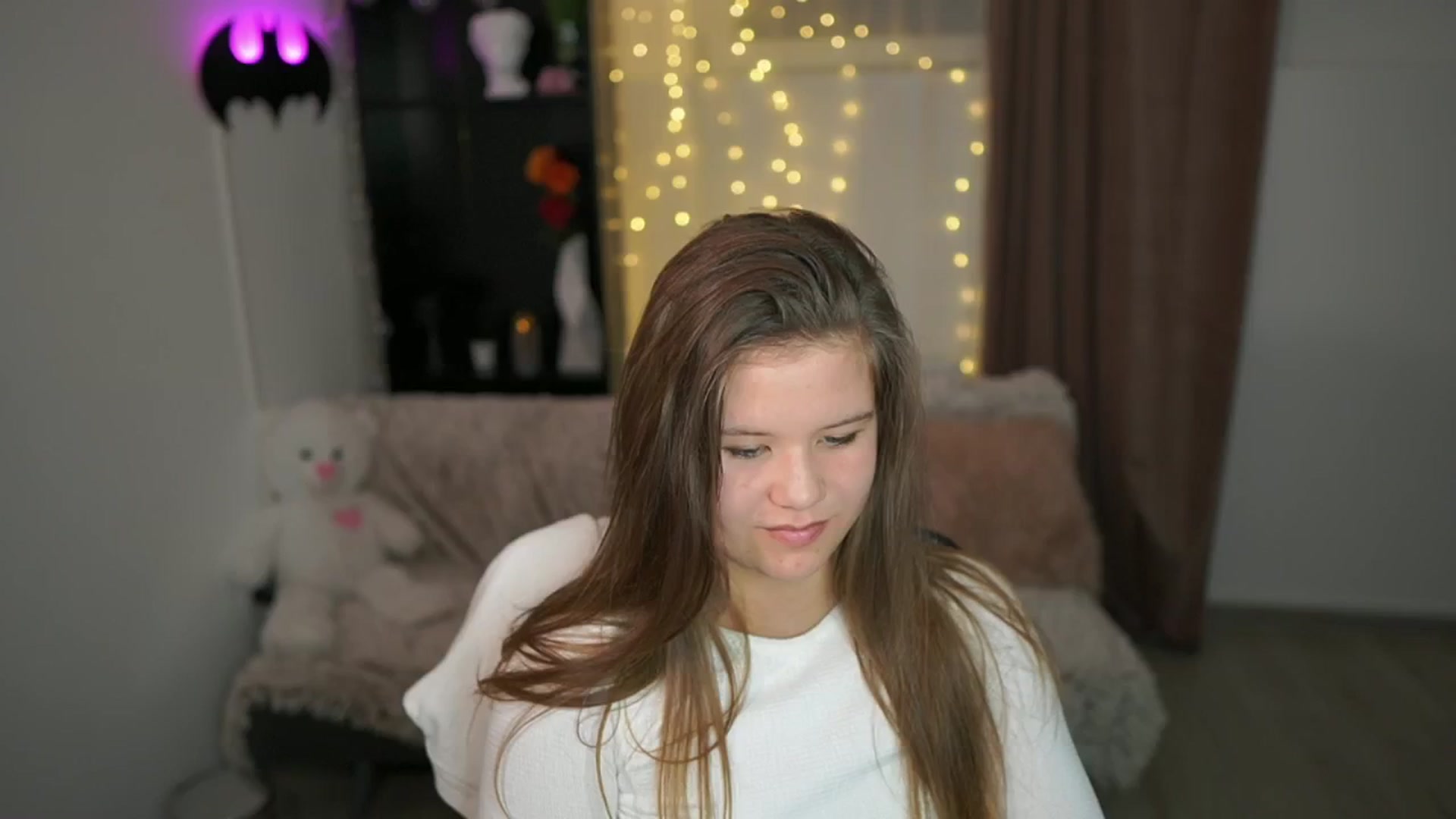 Gallery image thumbnail from Alaina__Fox's myfreecams stream on, 04/25/2024, 23:06 image 8 of 20