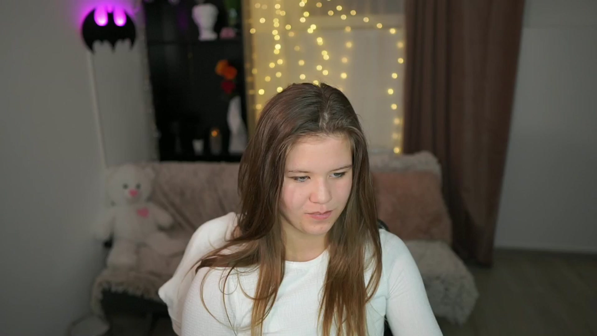 Gallery image thumbnail from Alaina__Fox's myfreecams stream on, 04/25/2024, 23:06 image 2 of 20