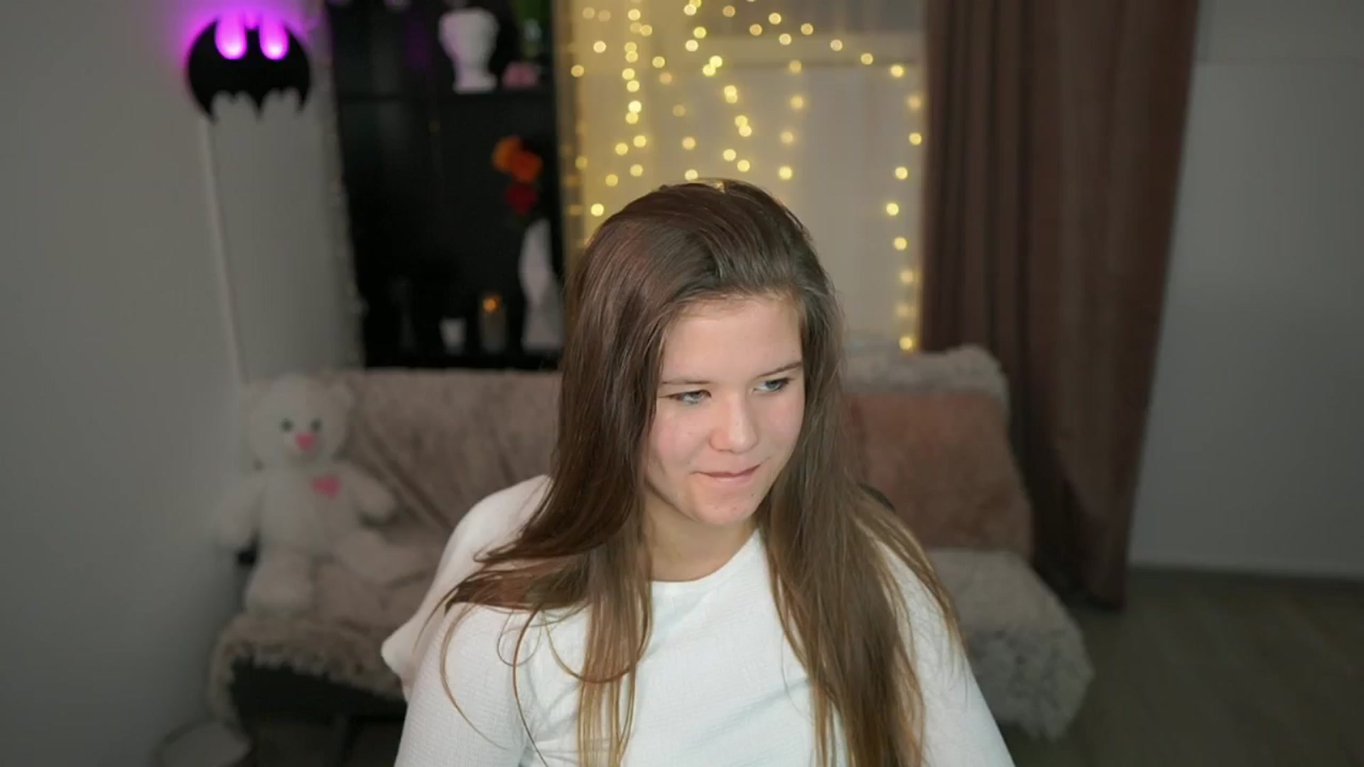 Gallery image thumbnail from Alaina__Fox's myfreecams stream on, 04/25/2024, 23:06 image 4 of 20