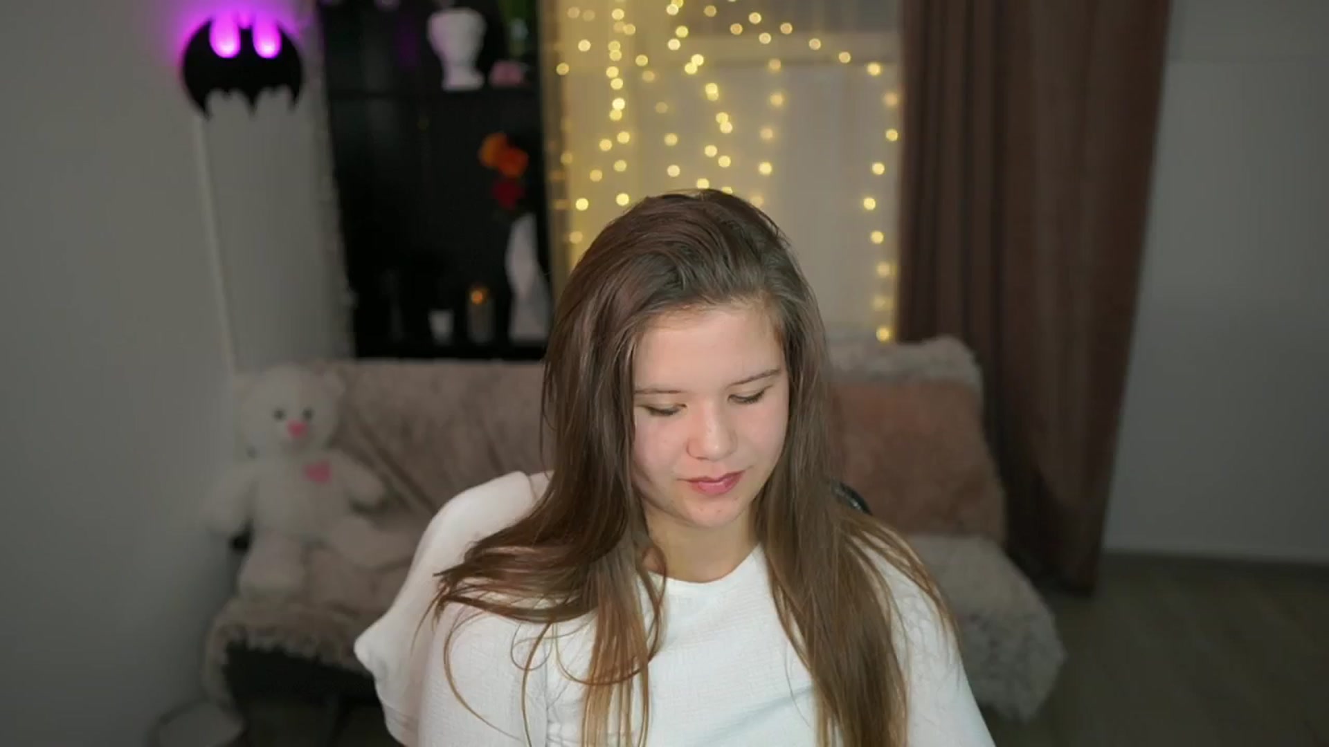 Gallery image thumbnail from Alaina__Fox's myfreecams stream on, 04/25/2024, 23:06 image 7 of 20