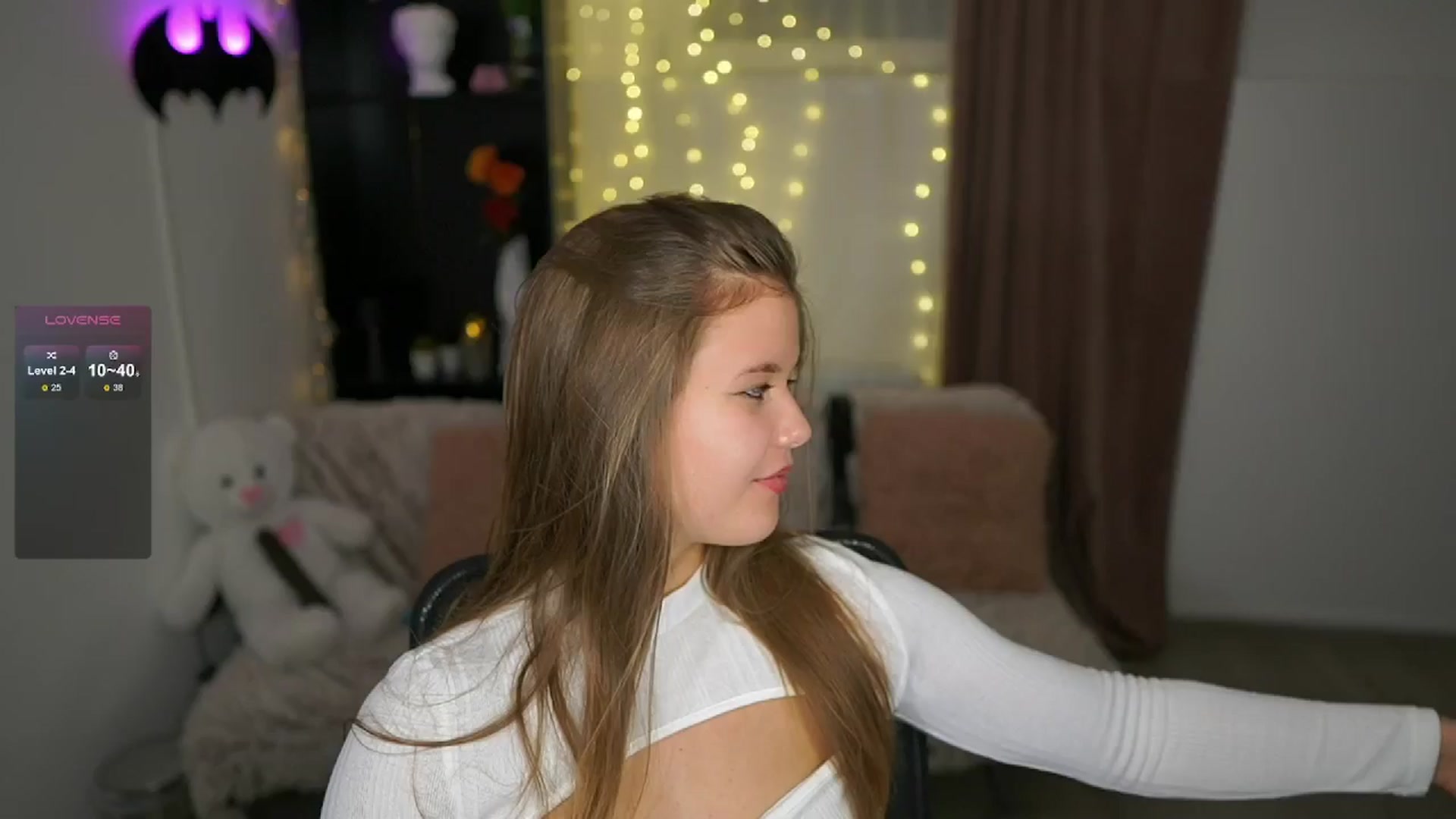 Gallery image thumbnail from Alaina__Fox's myfreecams stream on, 05/16/2024, 19:17 image 13 of 20