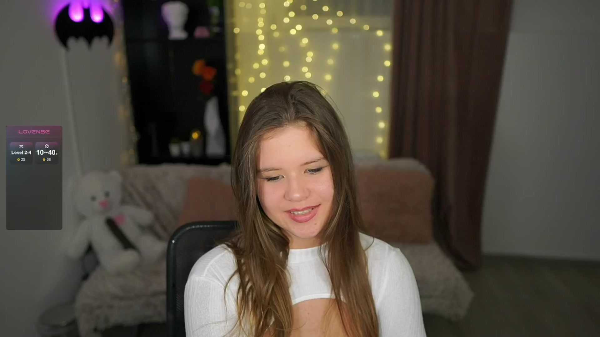 Gallery image thumbnail from Alaina__Fox's myfreecams stream on, 05/16/2024, 19:47 image 6 of 20