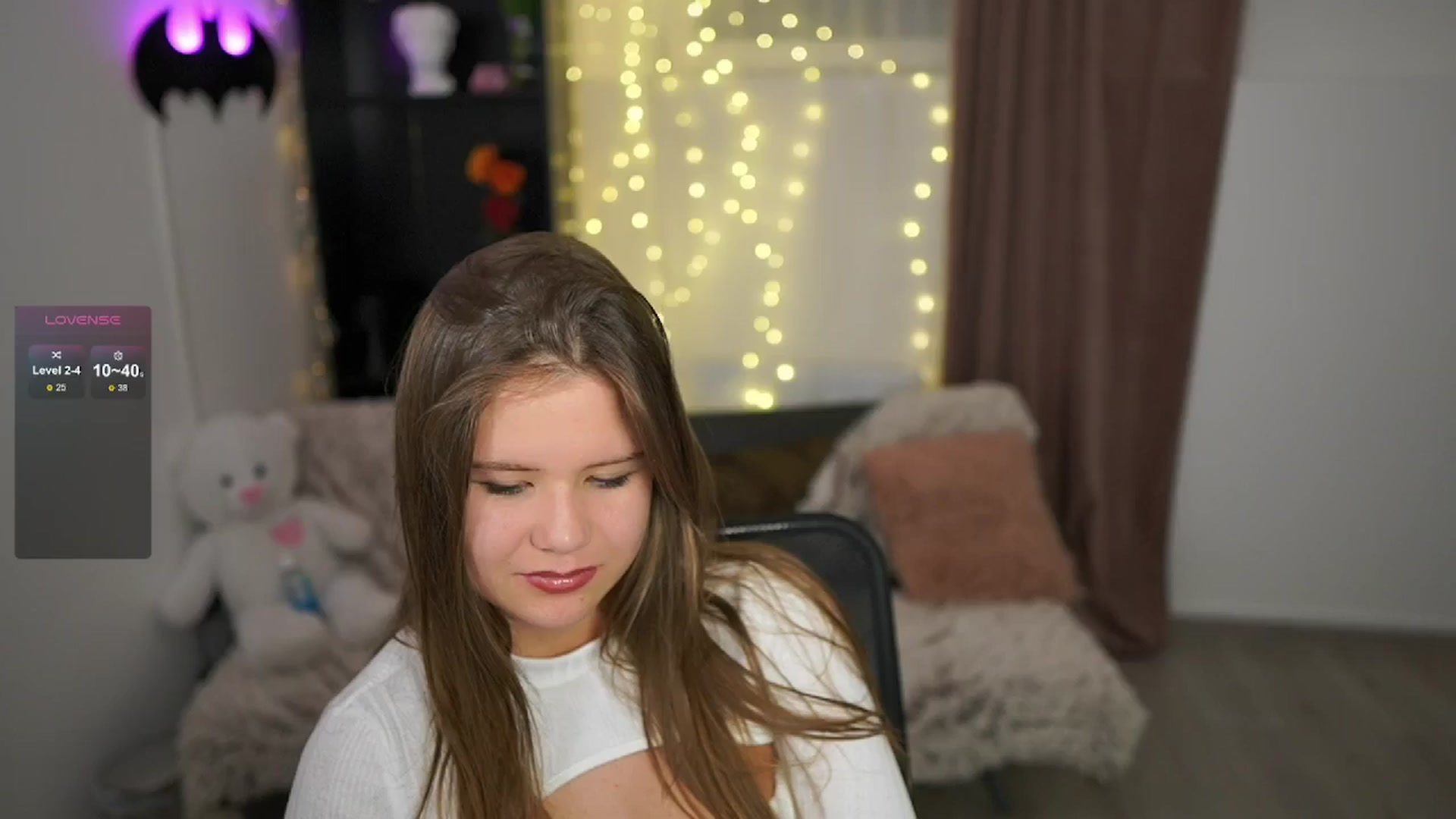 Gallery image thumbnail from Alaina__Fox's myfreecams stream on, 05/16/2024, 22:58 image 15 of 20