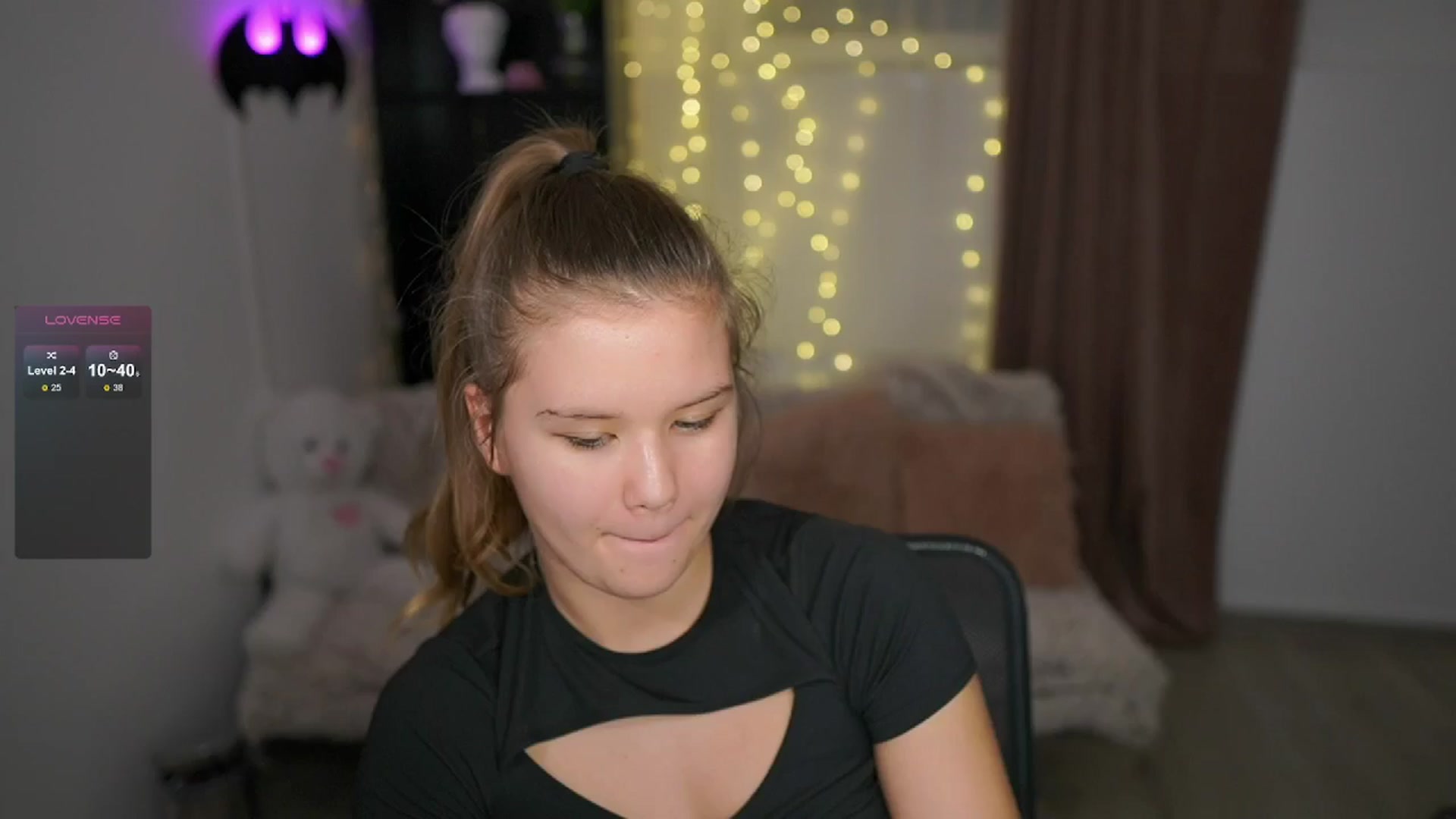 Gallery image thumbnail from Alaina__Fox's myfreecams stream on, 05/22/2024, 17:49 image 3 of 20