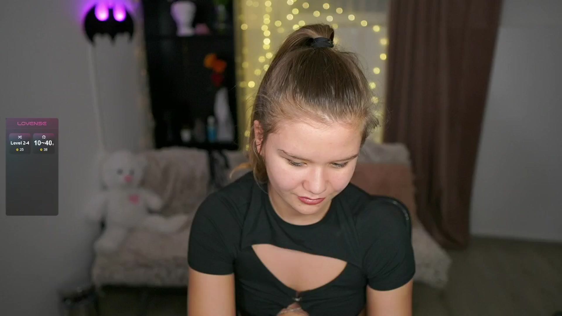Gallery image thumbnail from Alaina__Fox's myfreecams stream on, 05/22/2024, 17:49 image 18 of 20