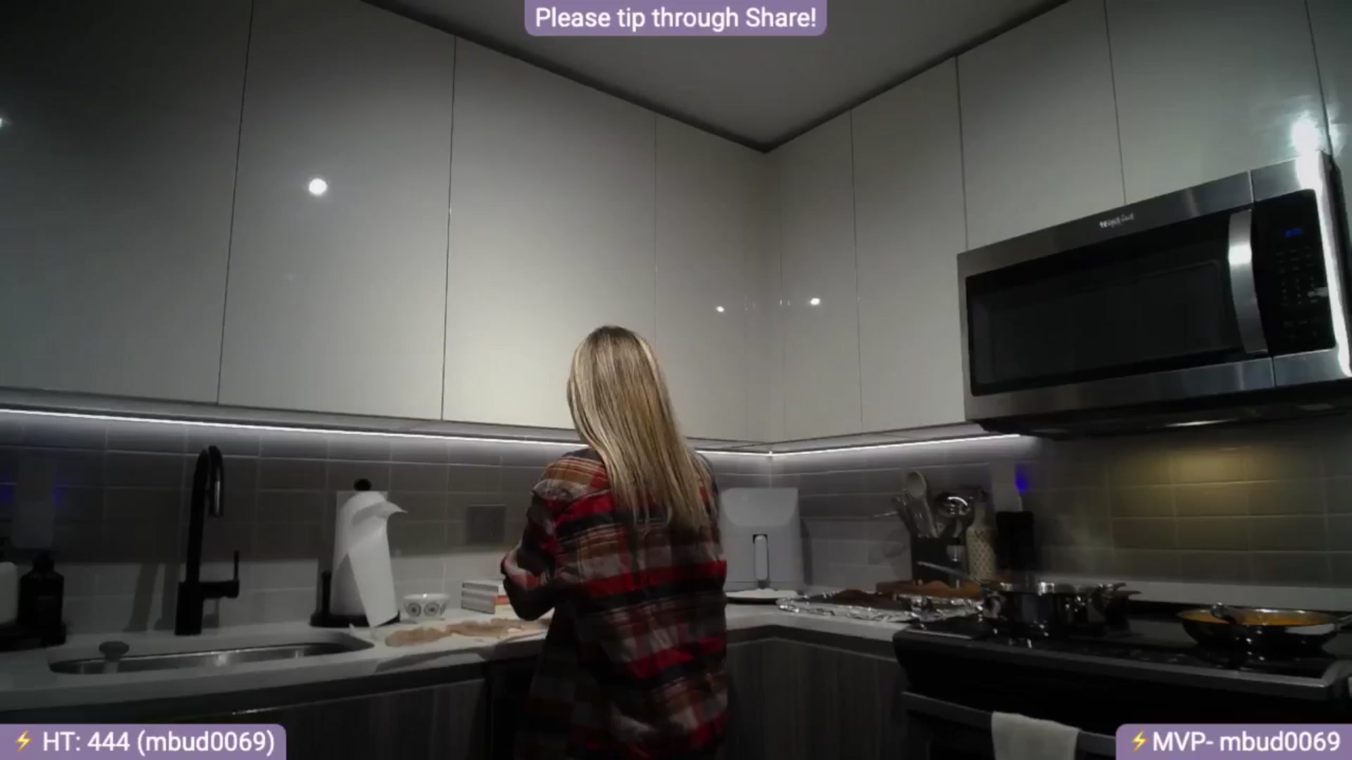 Gallery image thumbnail from AlanaWylde's myfreecams stream on, 06/18/2024, 24:31 image 16 of 20